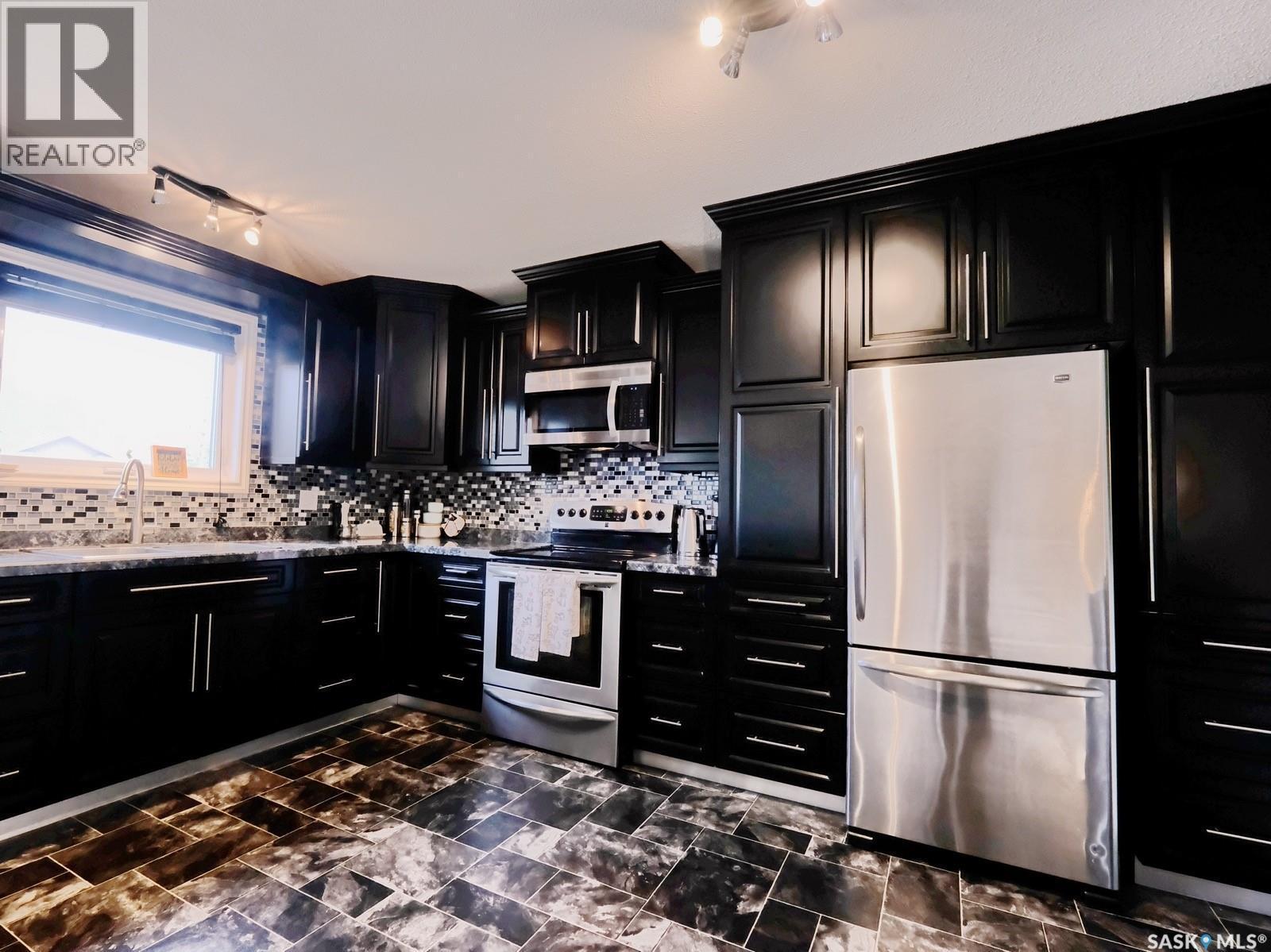 106 8Th Avenue W, Biggar, SK - Indoor Photo Showing Kitchen With Upgraded Kitchen