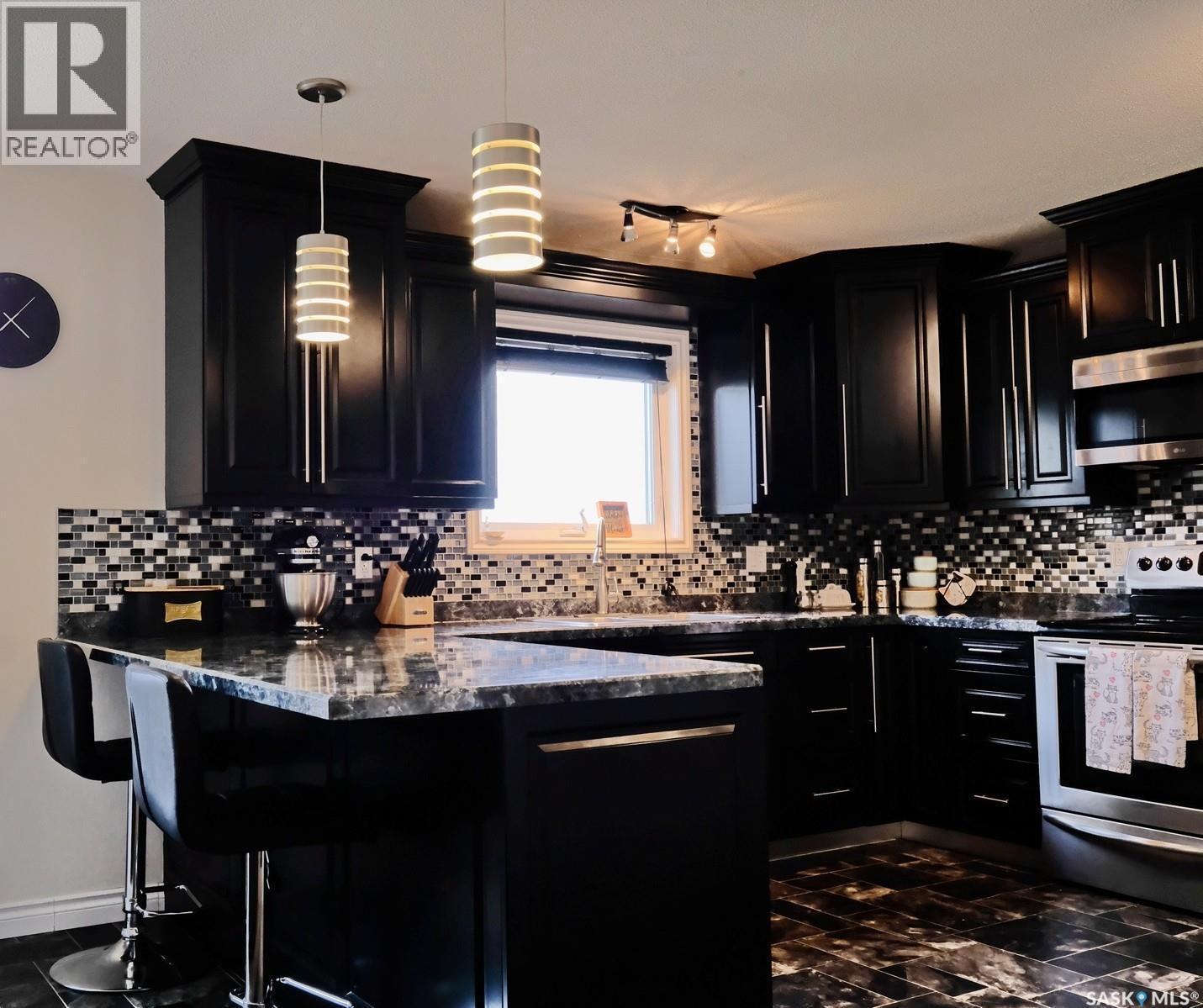 106 8Th Avenue W, Biggar, SK - Indoor Photo Showing Kitchen With Upgraded Kitchen