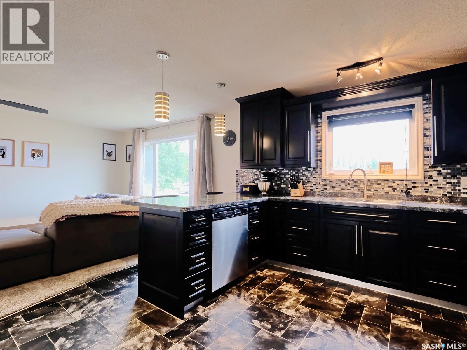 106 8Th Avenue W, Biggar, SK - Indoor Photo Showing Kitchen
