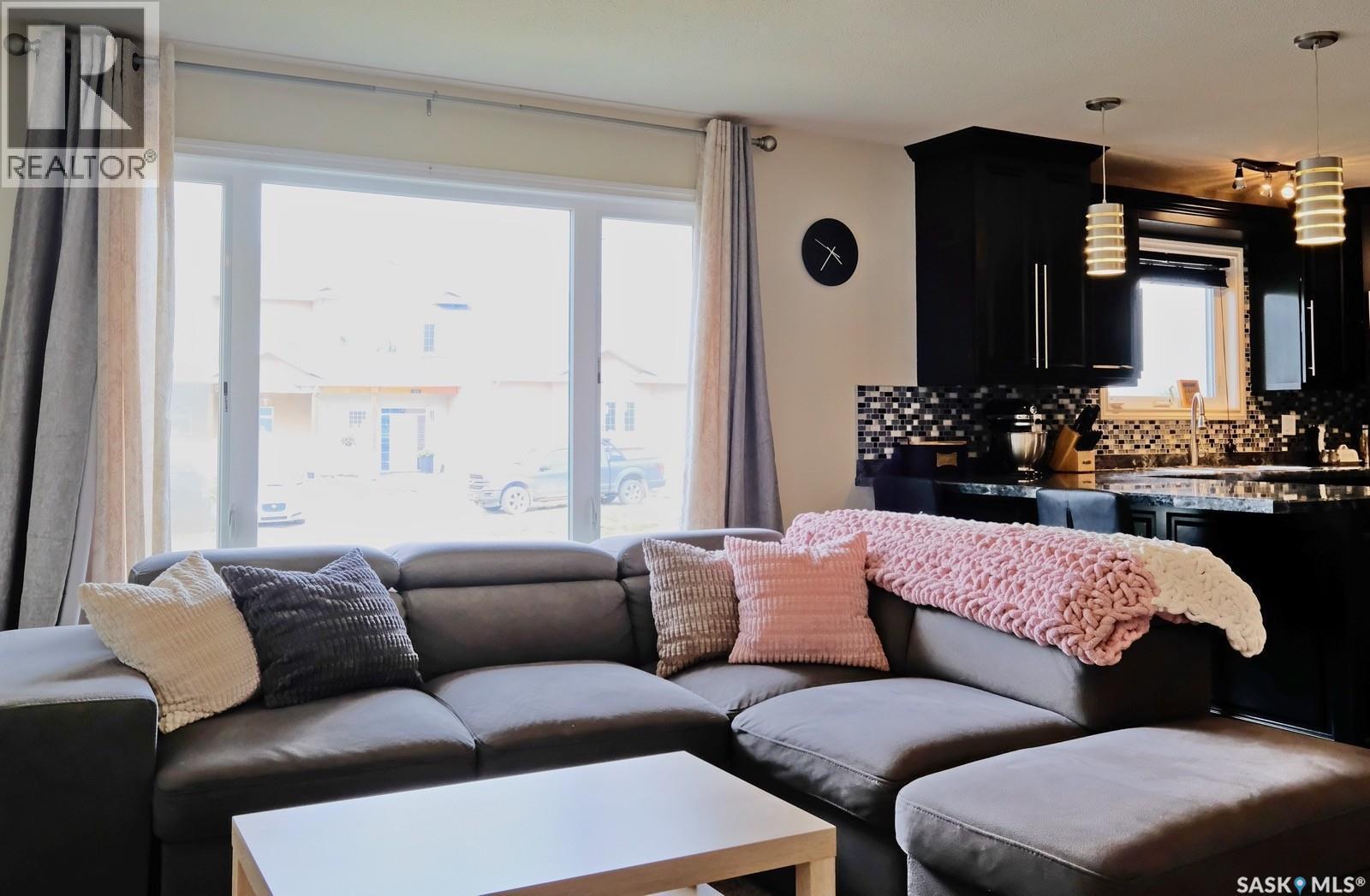 106 8Th Avenue W, Biggar, SK - Indoor Photo Showing Living Room