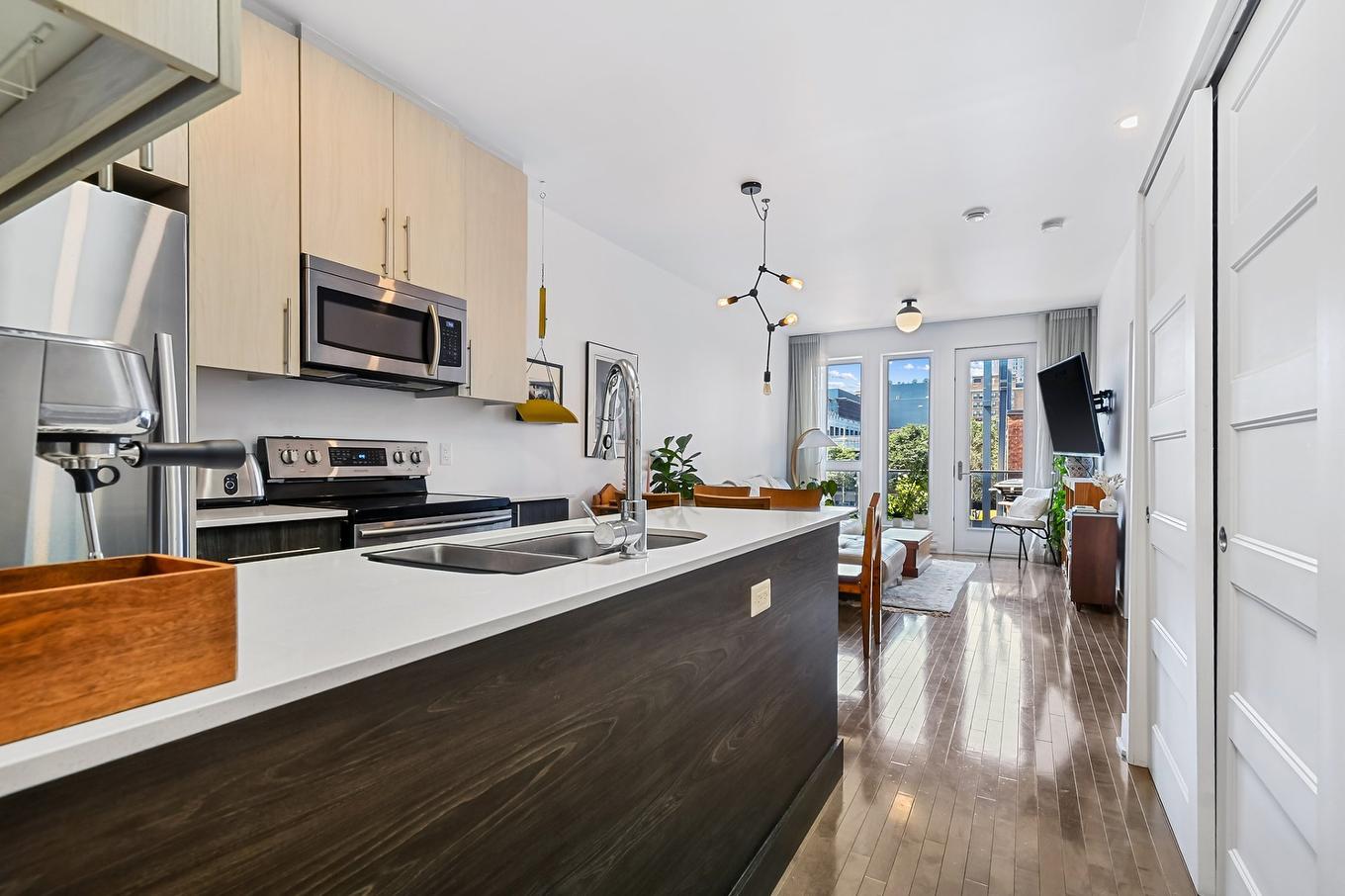 Kitchen - 302-3551 Rue St-Dominique, Montréal (Le Plateau-Mont-Royal), QC - Indoor Photo Showing Kitchen With Double Sink With Upgraded Kitchen