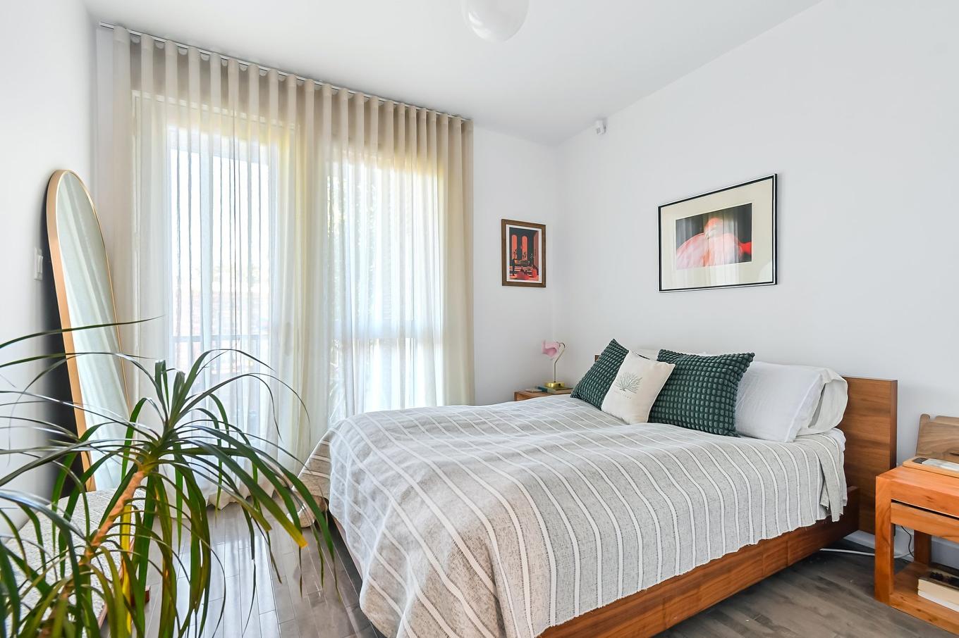 Primary bedroom - 302-3551 Rue St-Dominique, Montréal (Le Plateau-Mont-Royal), QC - Indoor Photo Showing Bedroom