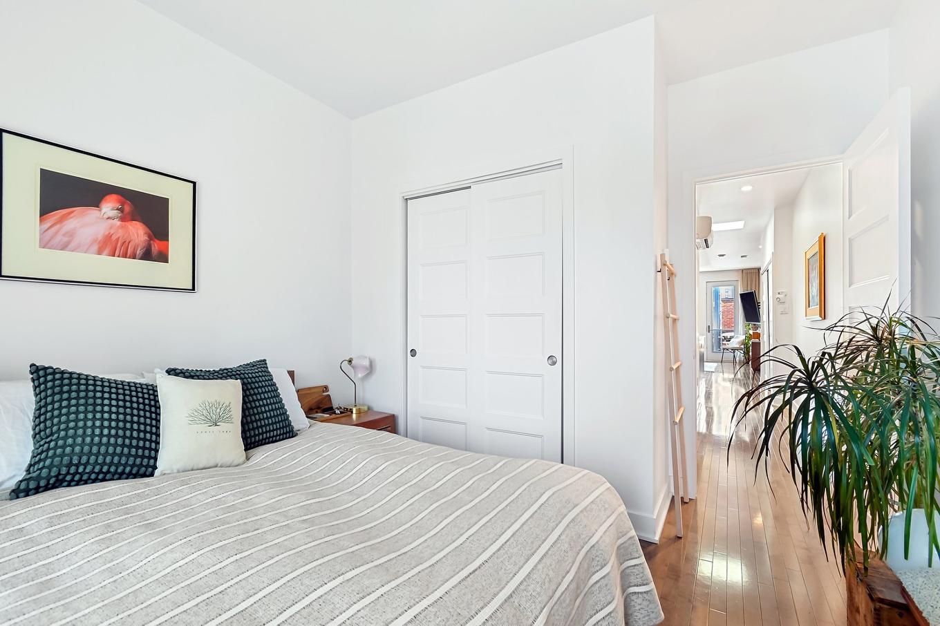 Primary bedroom - 302-3551 Rue St-Dominique, Montréal (Le Plateau-Mont-Royal), QC - Indoor Photo Showing Bedroom