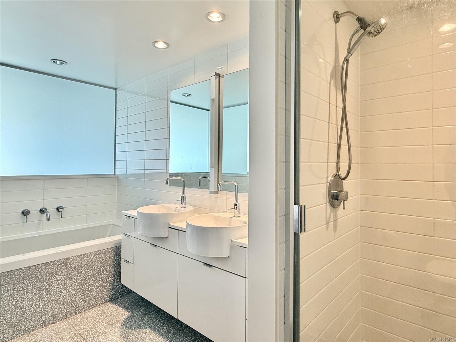 438-770 Fisgard St, Victoria, BC - Indoor Photo Showing Bathroom