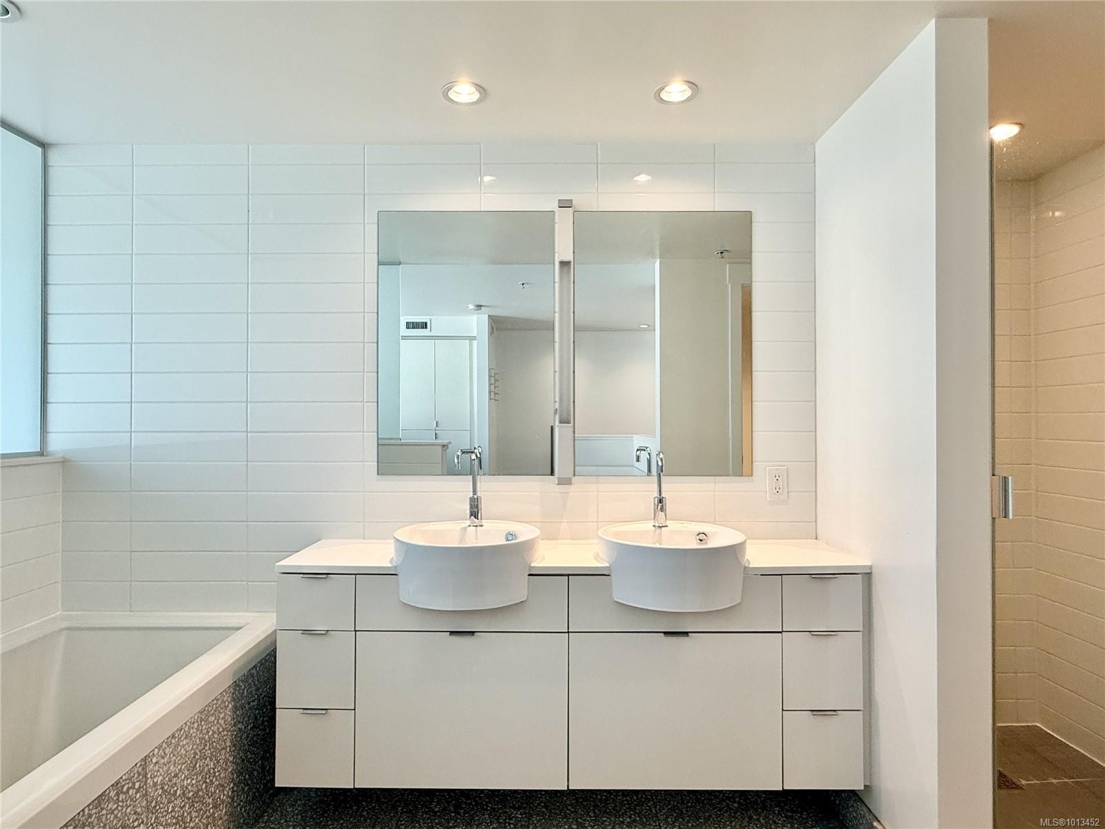 438-770 Fisgard St, Victoria, BC - Indoor Photo Showing Bathroom