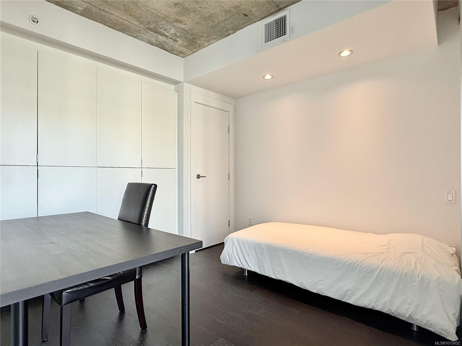 438-770 Fisgard St, Victoria, BC - Indoor Photo Showing Bedroom