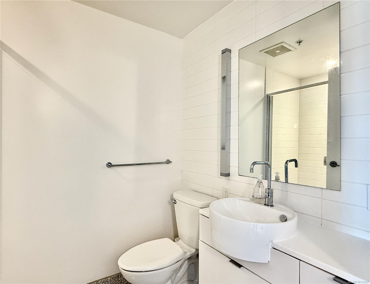 438-770 Fisgard St, Victoria, BC - Indoor Photo Showing Bathroom