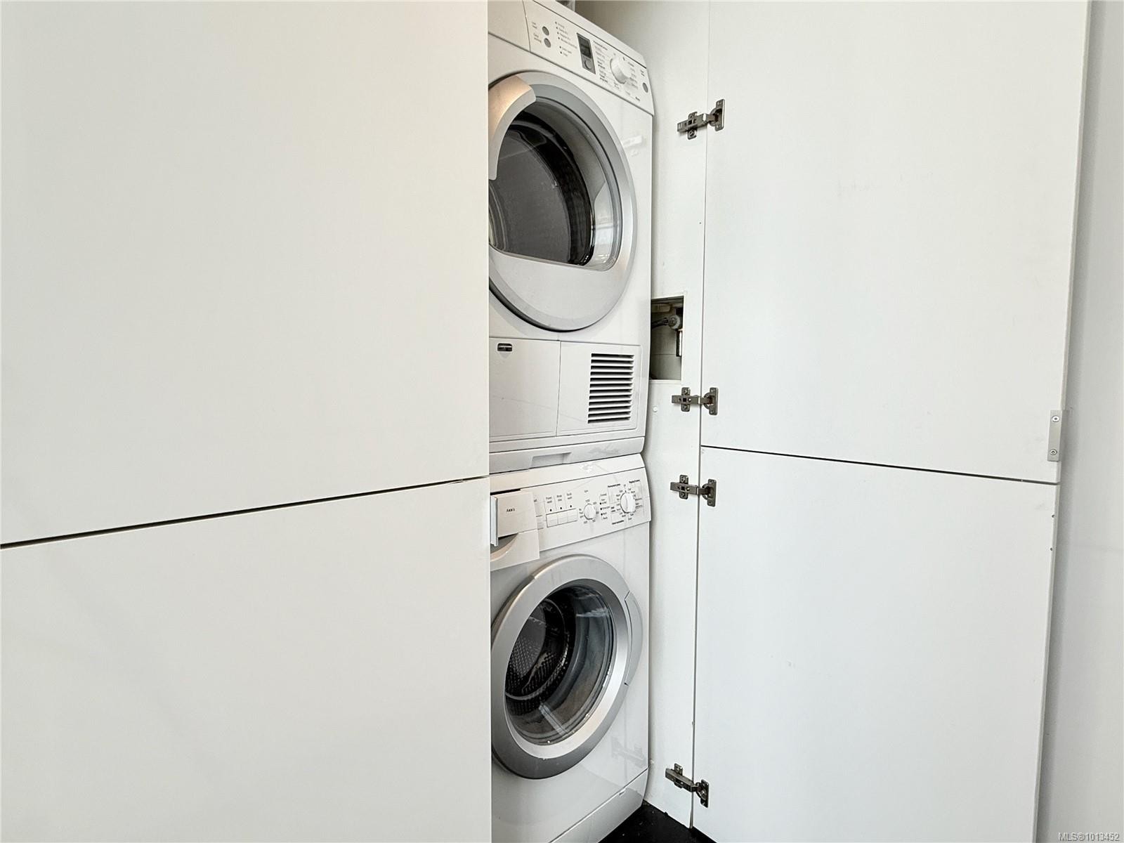 438-770 Fisgard St, Victoria, BC - Indoor Photo Showing Laundry Room