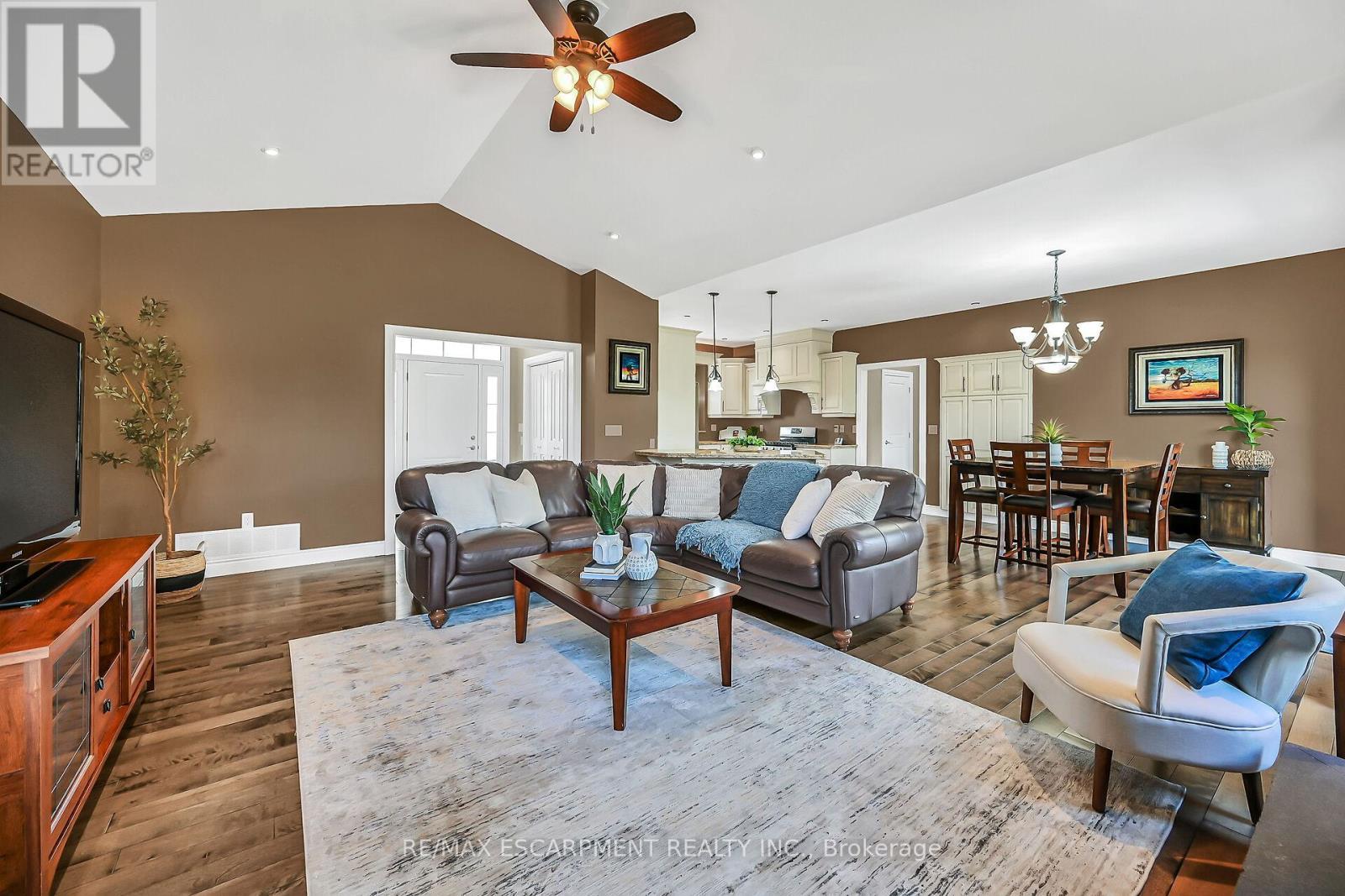 175 Yaremy Road, Haldimand, ON - Indoor Photo Showing Living Room