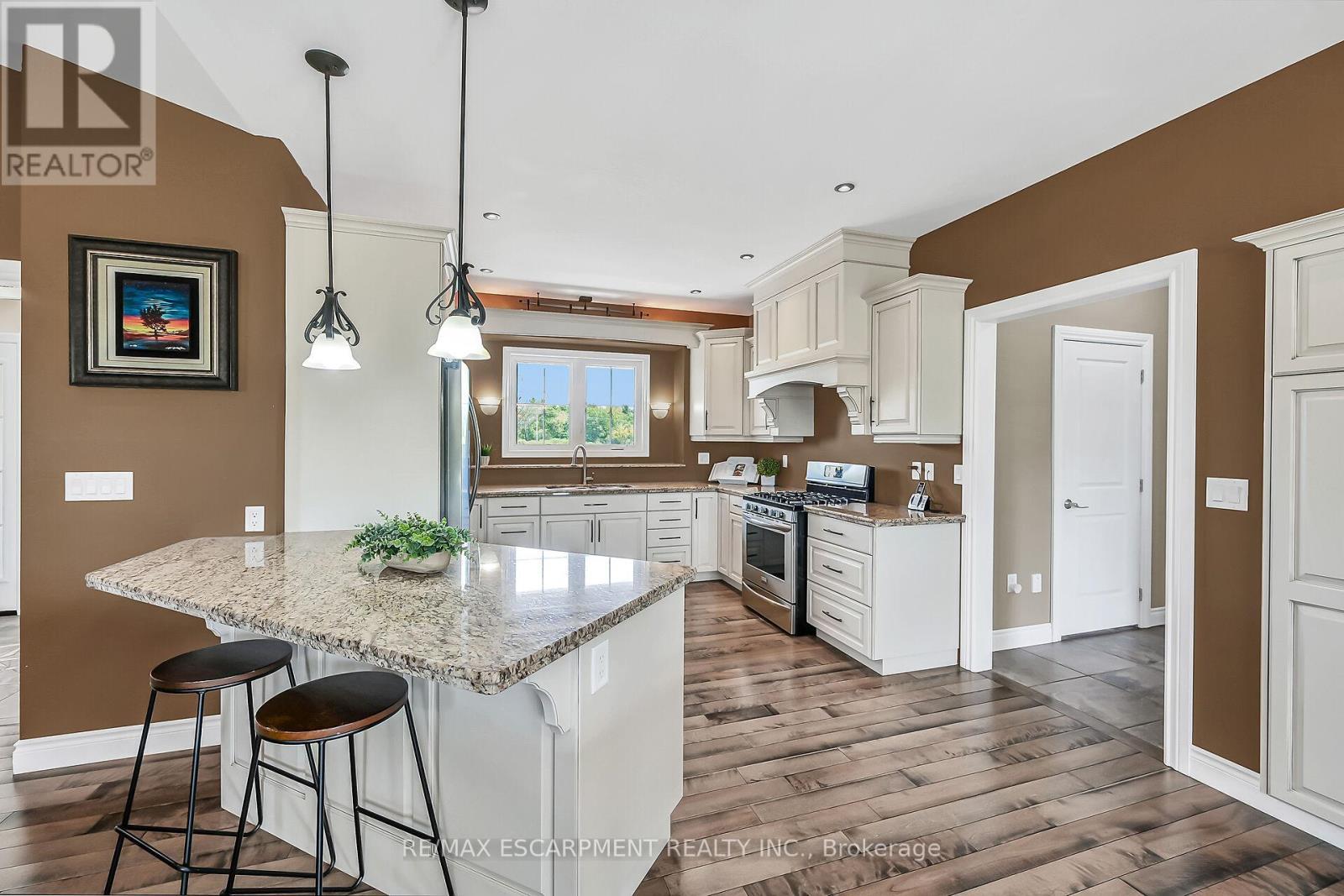 175 Yaremy Road, Haldimand, ON - Indoor Photo Showing Kitchen With Upgraded Kitchen