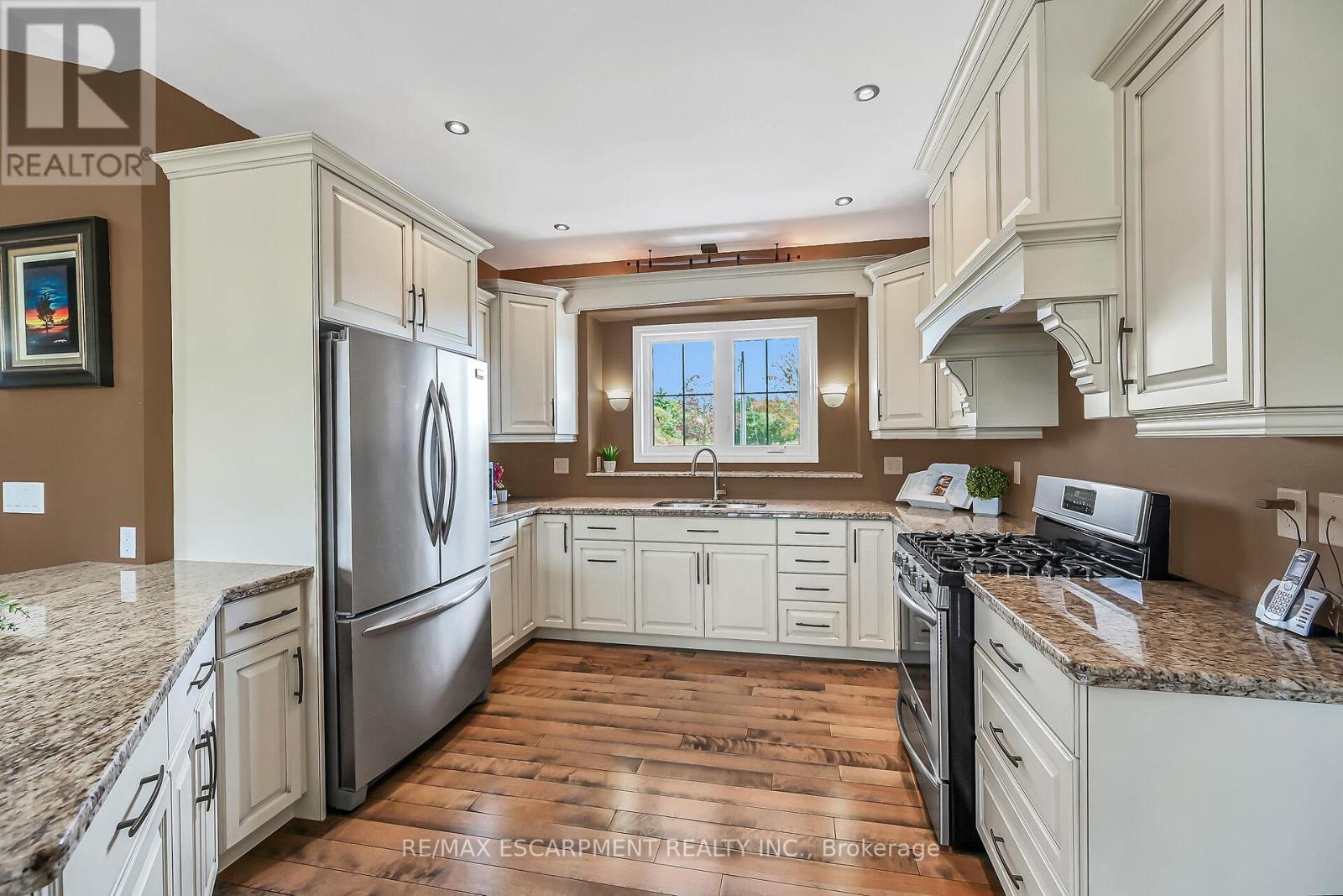 175 Yaremy Road, Haldimand, ON - Indoor Photo Showing Kitchen With Upgraded Kitchen