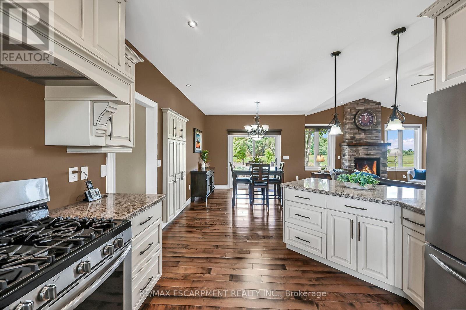175 Yaremy Road, Haldimand, ON - Indoor Photo Showing Kitchen With Upgraded Kitchen