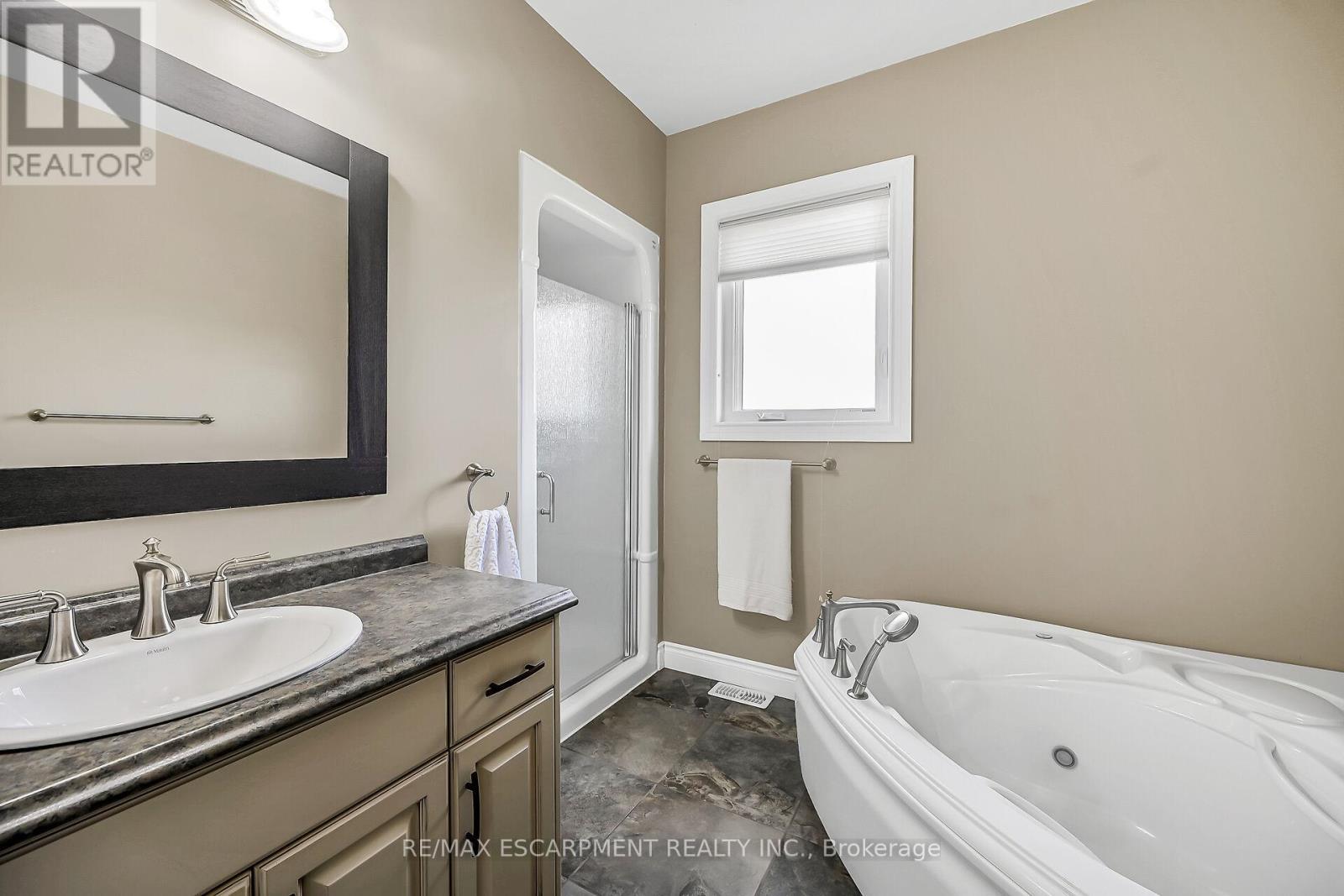 175 Yaremy Road, Haldimand, ON - Indoor Photo Showing Bathroom