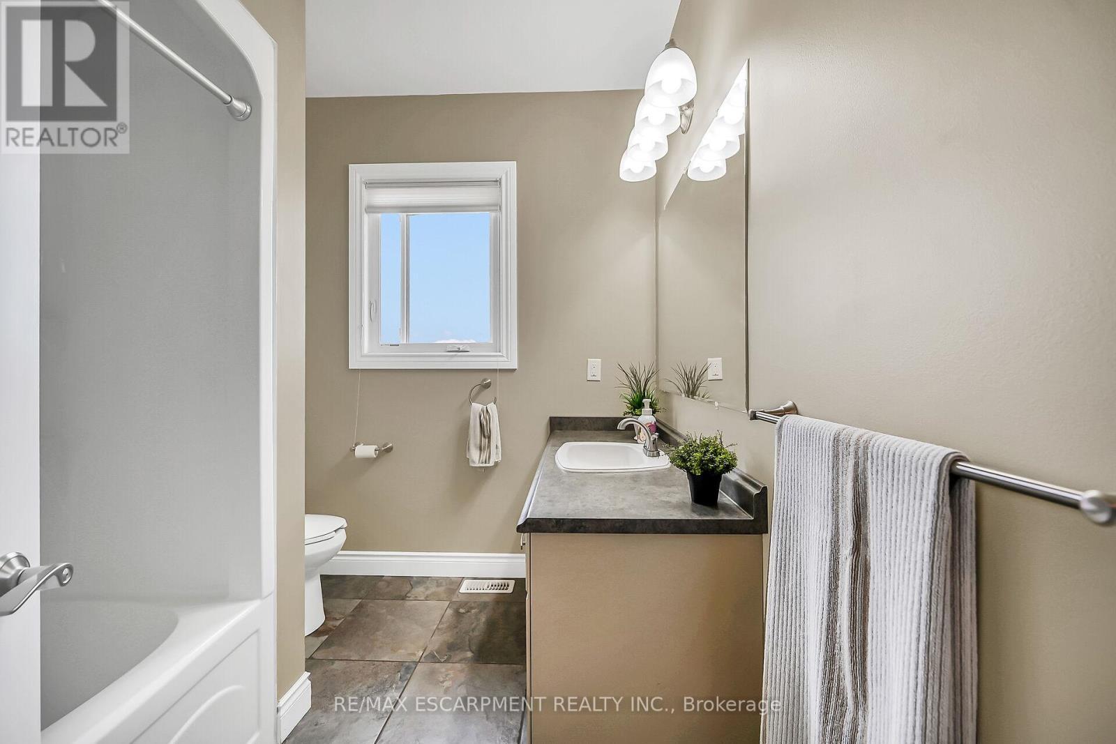 175 Yaremy Road, Haldimand, ON - Indoor Photo Showing Bathroom