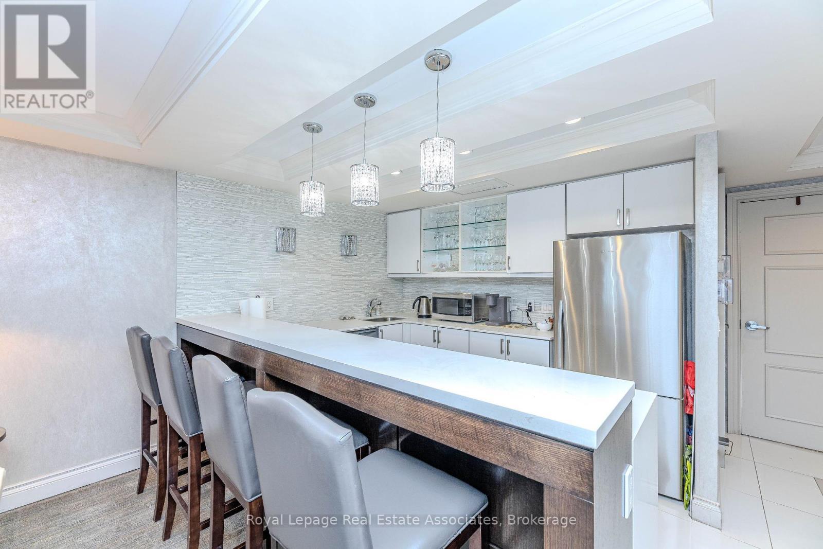 202 - 60 Via Rosedale Way, Brampton, ON - Indoor Photo Showing Kitchen With Upgraded Kitchen
