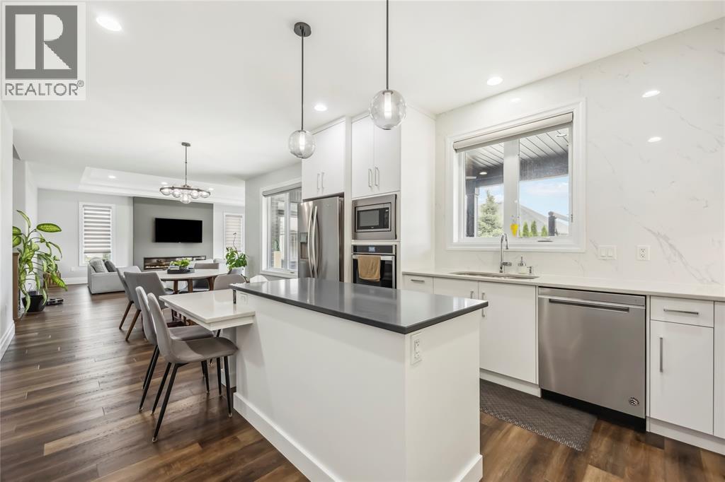 452 Chrisvale Boulevard, Sarnia, ON - Indoor Photo Showing Kitchen With Upgraded Kitchen
