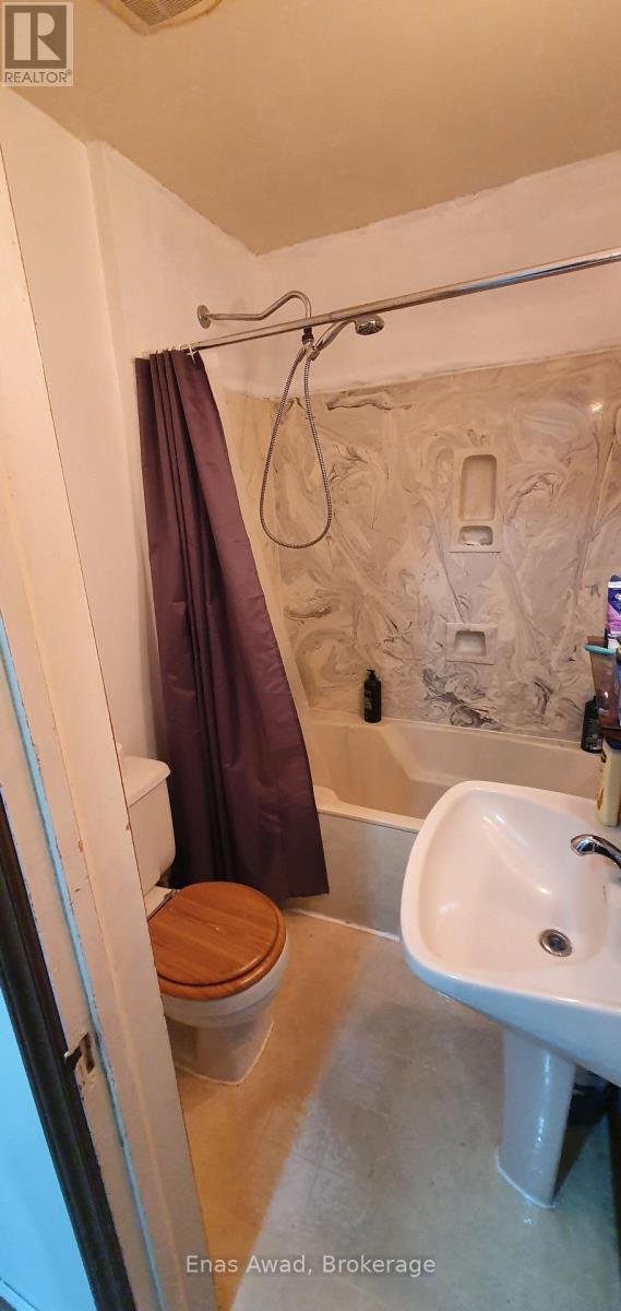 724 Third Avenue, Peterborough (Otonabee Ward 1), ON - Indoor Photo Showing Bathroom