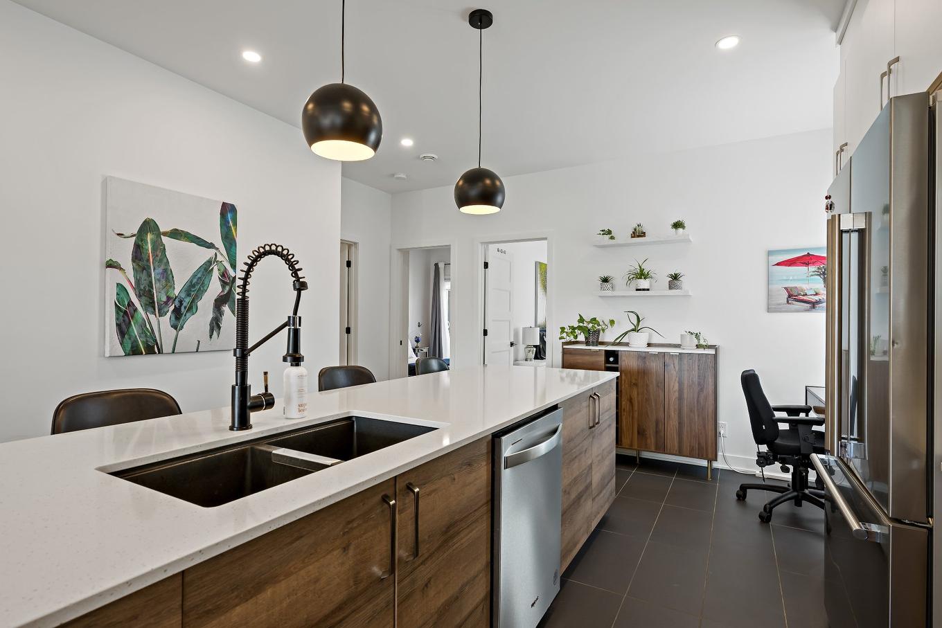 Cuisine - 202-281 Rue Principale, Saint-Donat, QC - Indoor Photo Showing Kitchen With Double Sink