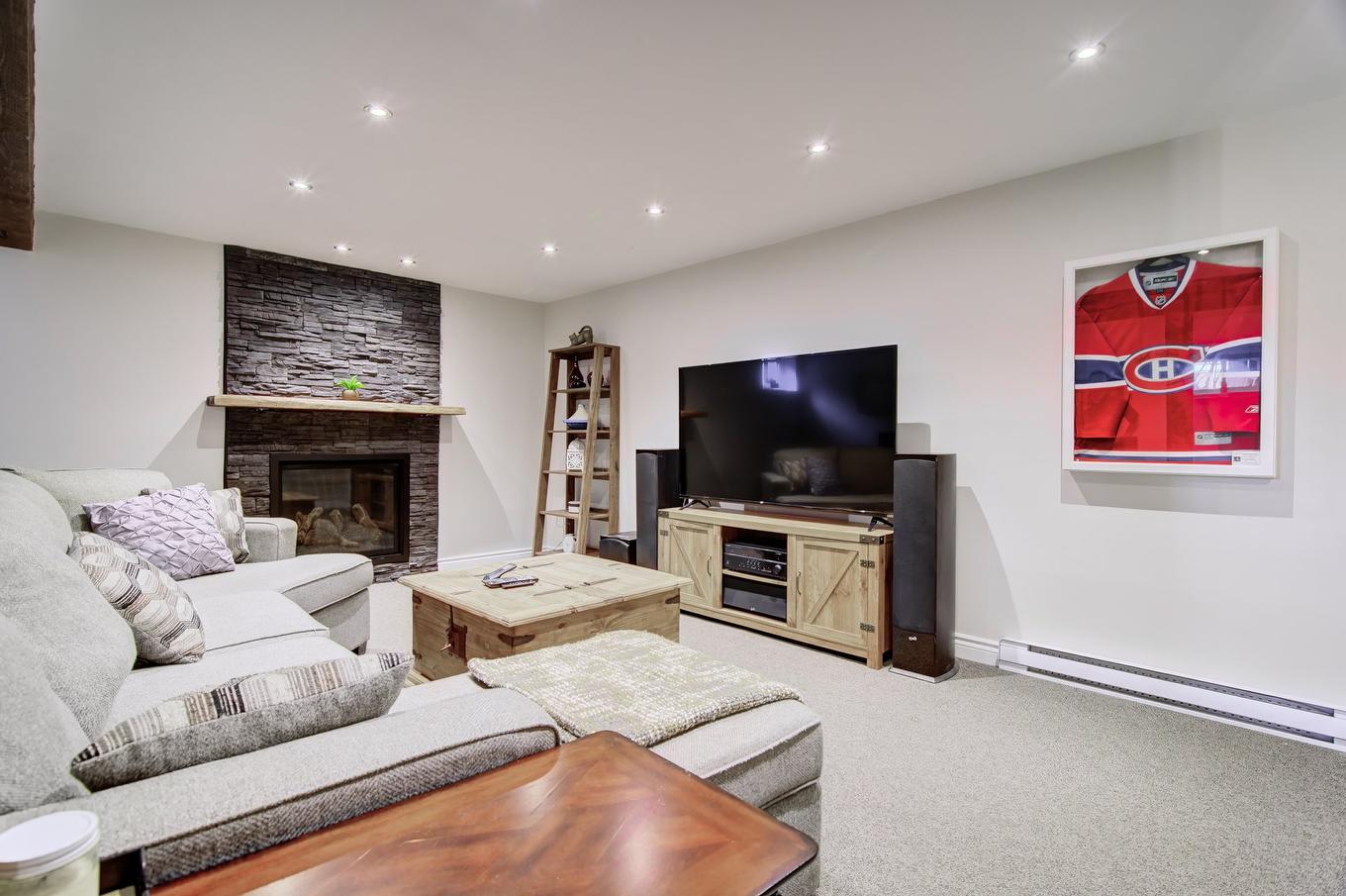 Family room - 48 Rue Pierre-Ricard, Notre-Dame-De-L'Île-Perrot, QC - Indoor Photo Showing Living Room With Fireplace