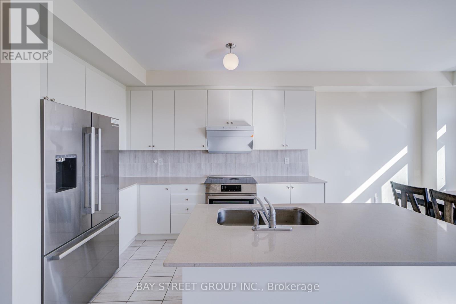 2643 Delphinium Trail, Pickering, ON - Indoor Photo Showing Kitchen With Upgraded Kitchen