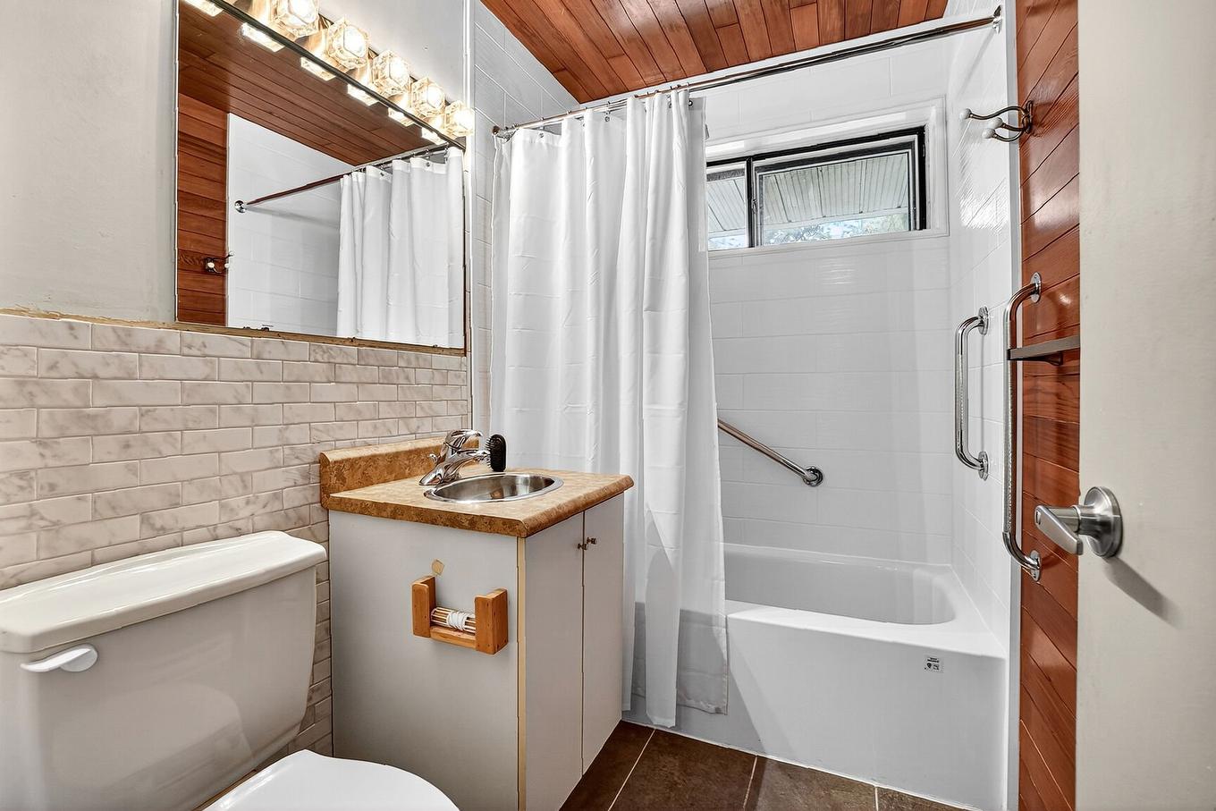 Salle de bains - 105 Av. De Picardie, Saint-Lambert, QC - Indoor Photo Showing Bathroom