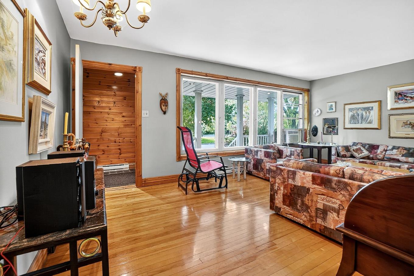 Hall d'entrée/Vestibule - 105 Av. De Picardie, Saint-Lambert, QC - Indoor Photo Showing Living Room