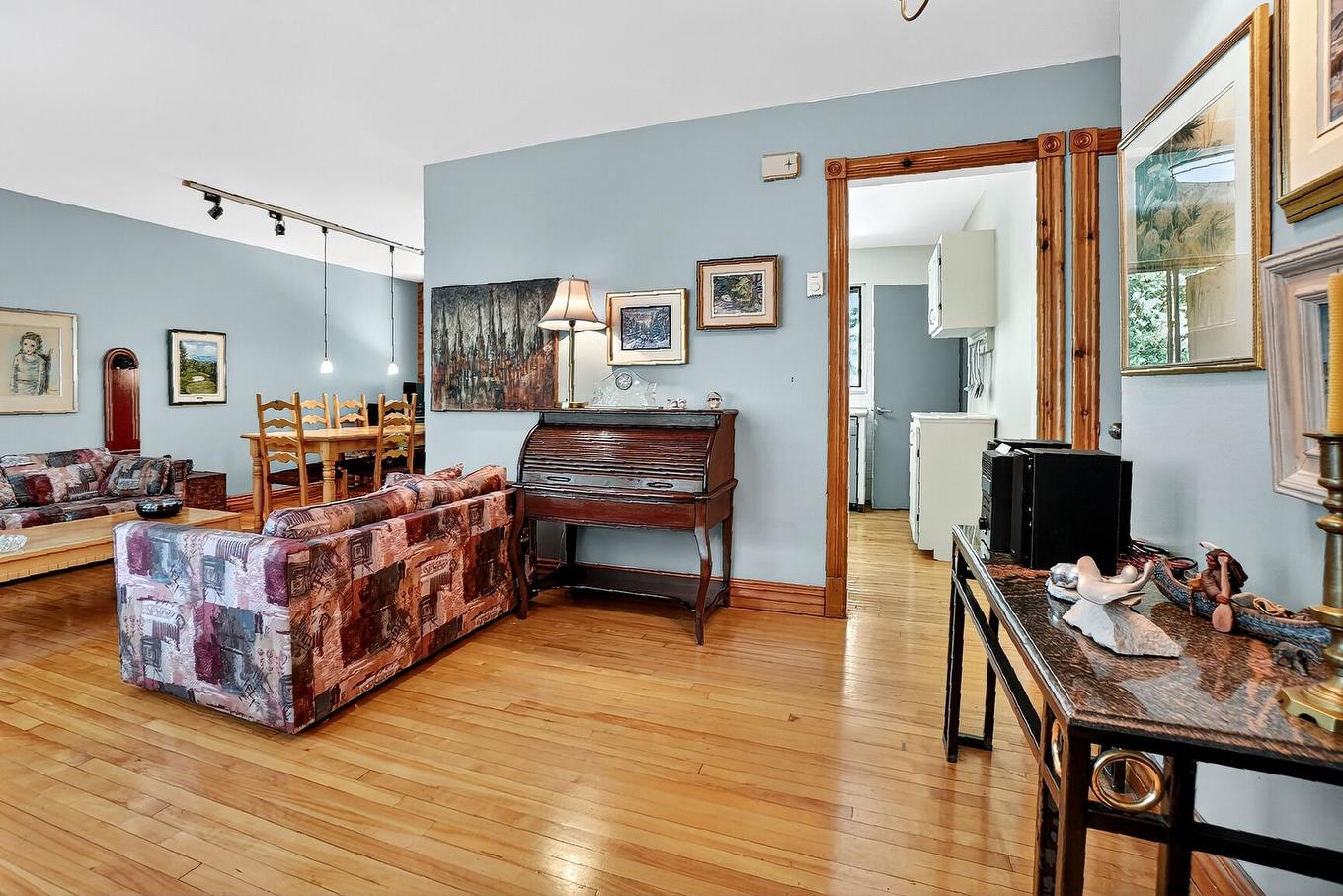 Salon - 105 Av. De Picardie, Saint-Lambert, QC - Indoor