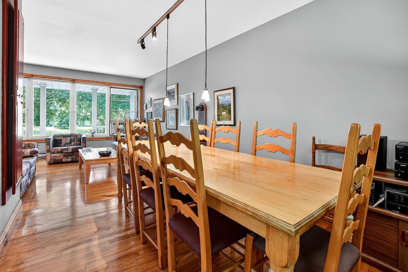 Salle à manger - 105 Av. De Picardie, Saint-Lambert, QC - Indoor Photo Showing Dining Room