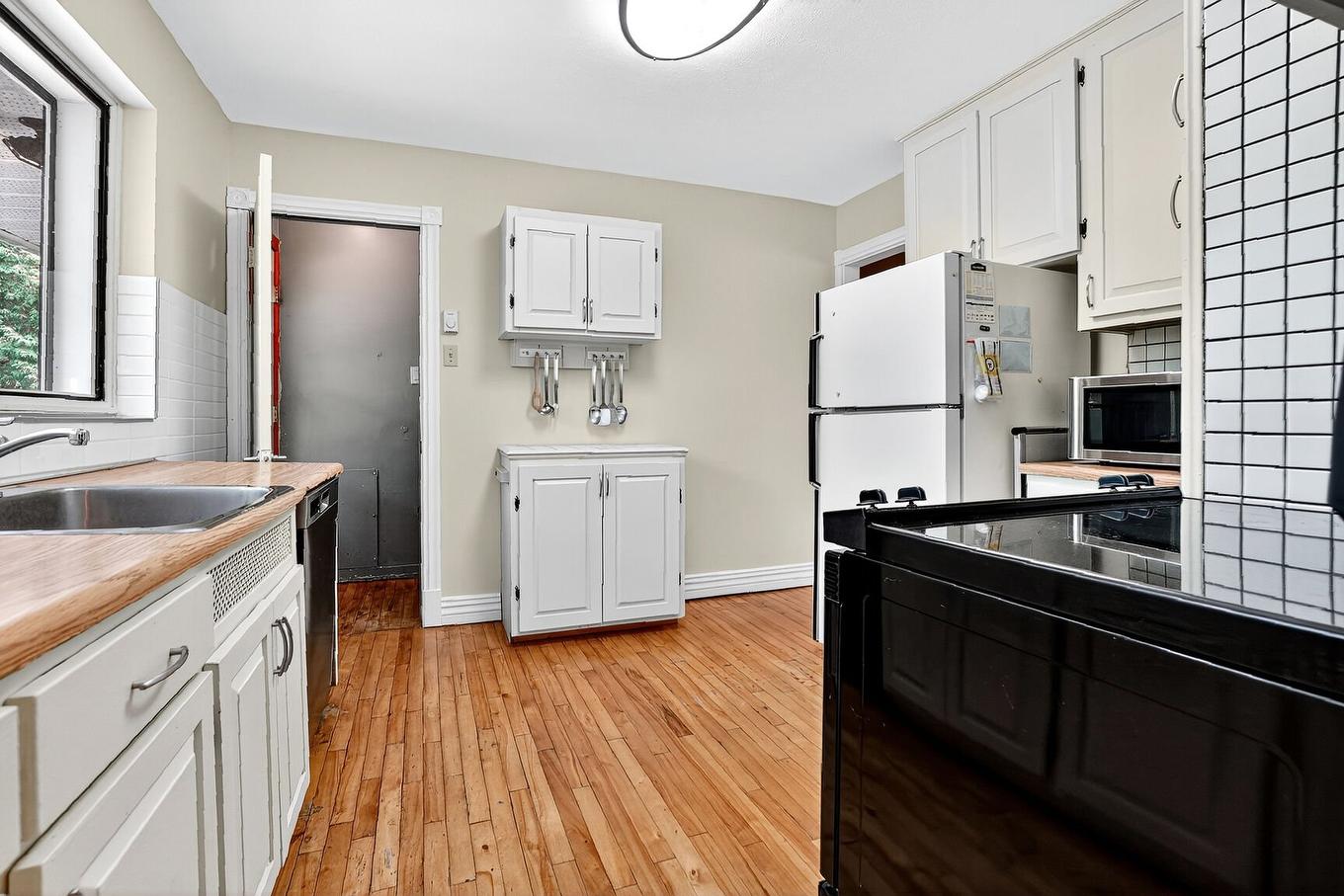 Cuisine - 105 Av. De Picardie, Saint-Lambert, QC - Indoor Photo Showing Kitchen