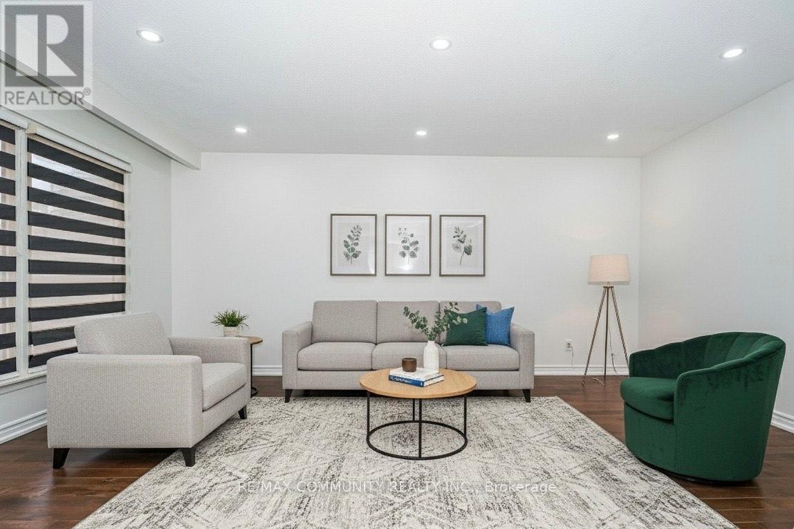 15 Strathavon Drive, Toronto, ON - Indoor Photo Showing Living Room