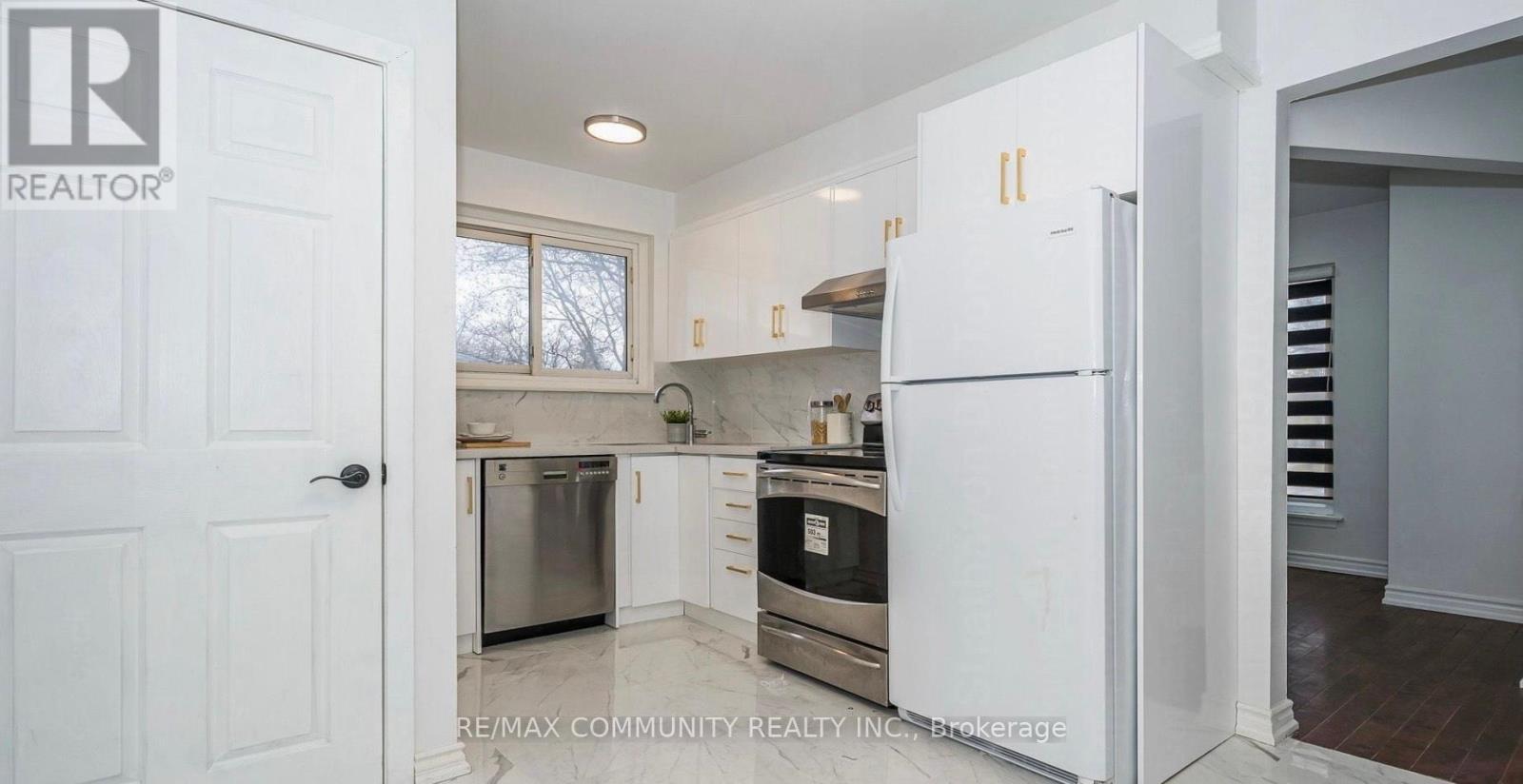 15 Strathavon Drive, Toronto, ON - Indoor Photo Showing Kitchen