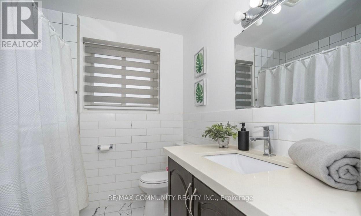 15 Strathavon Drive, Toronto, ON - Indoor Photo Showing Bathroom