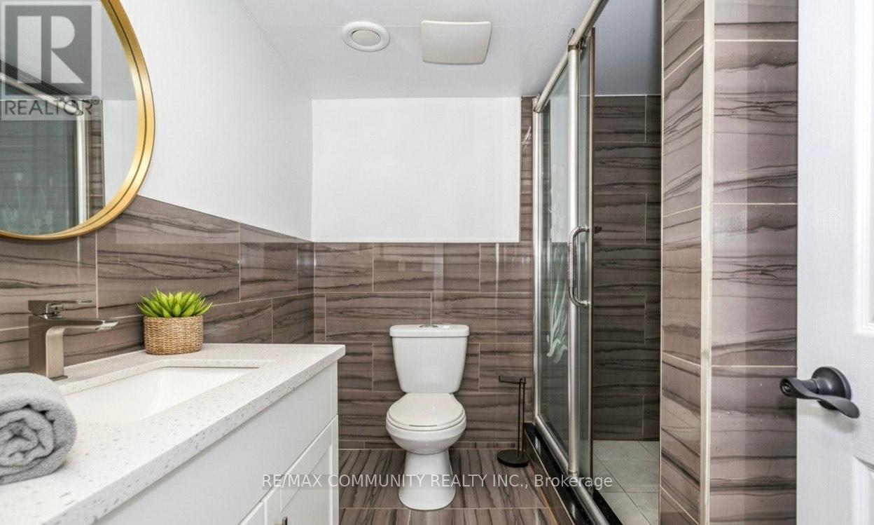 15 Strathavon Drive, Toronto, ON - Indoor Photo Showing Bathroom