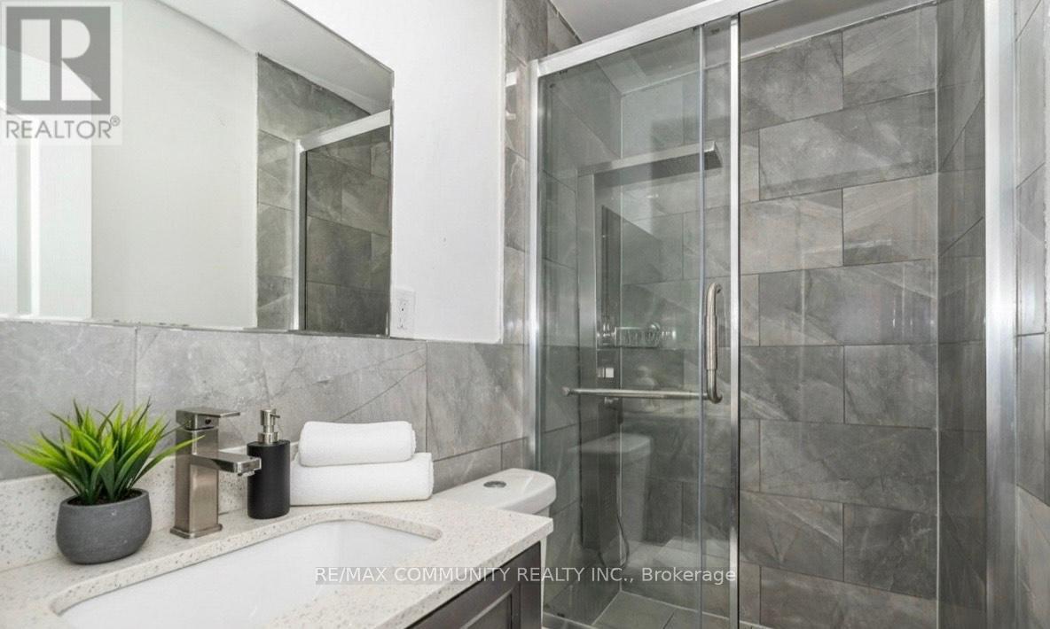 15 Strathavon Drive, Toronto, ON - Indoor Photo Showing Bathroom