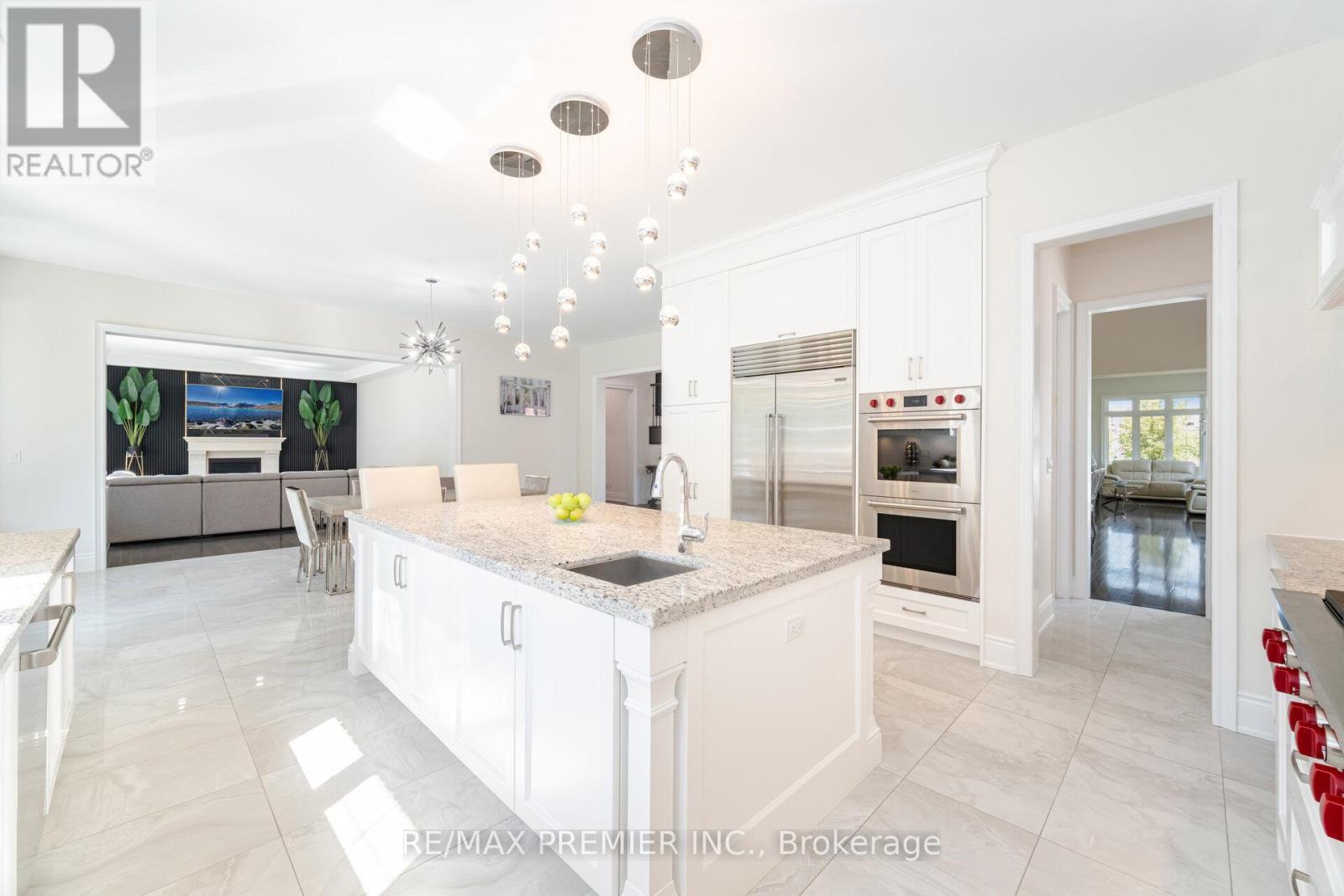 18 Erintown Crescent, Brampton, ON - Indoor Photo Showing Kitchen With Upgraded Kitchen