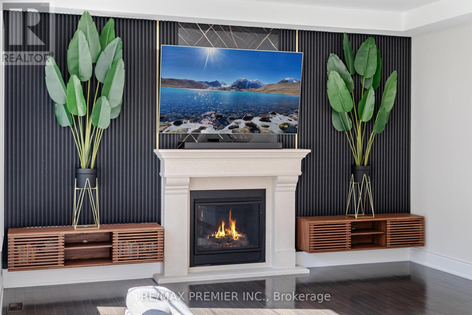 18 Erintown Crescent, Brampton, ON - Indoor With Fireplace