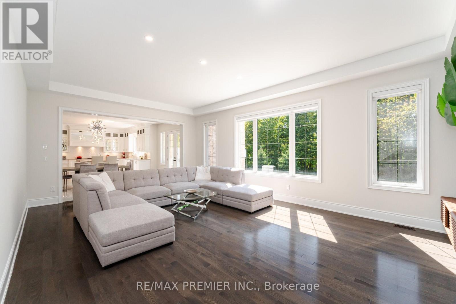 18 Erintown Crescent, Brampton, ON - Indoor Photo Showing Living Room