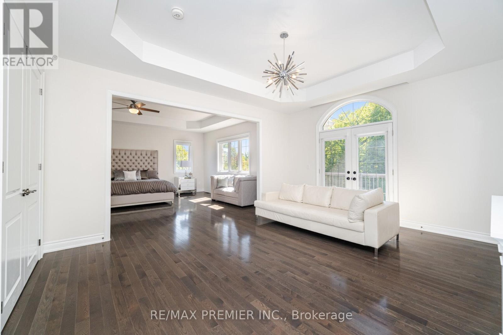 18 Erintown Crescent, Brampton, ON - Indoor Photo Showing Living Room