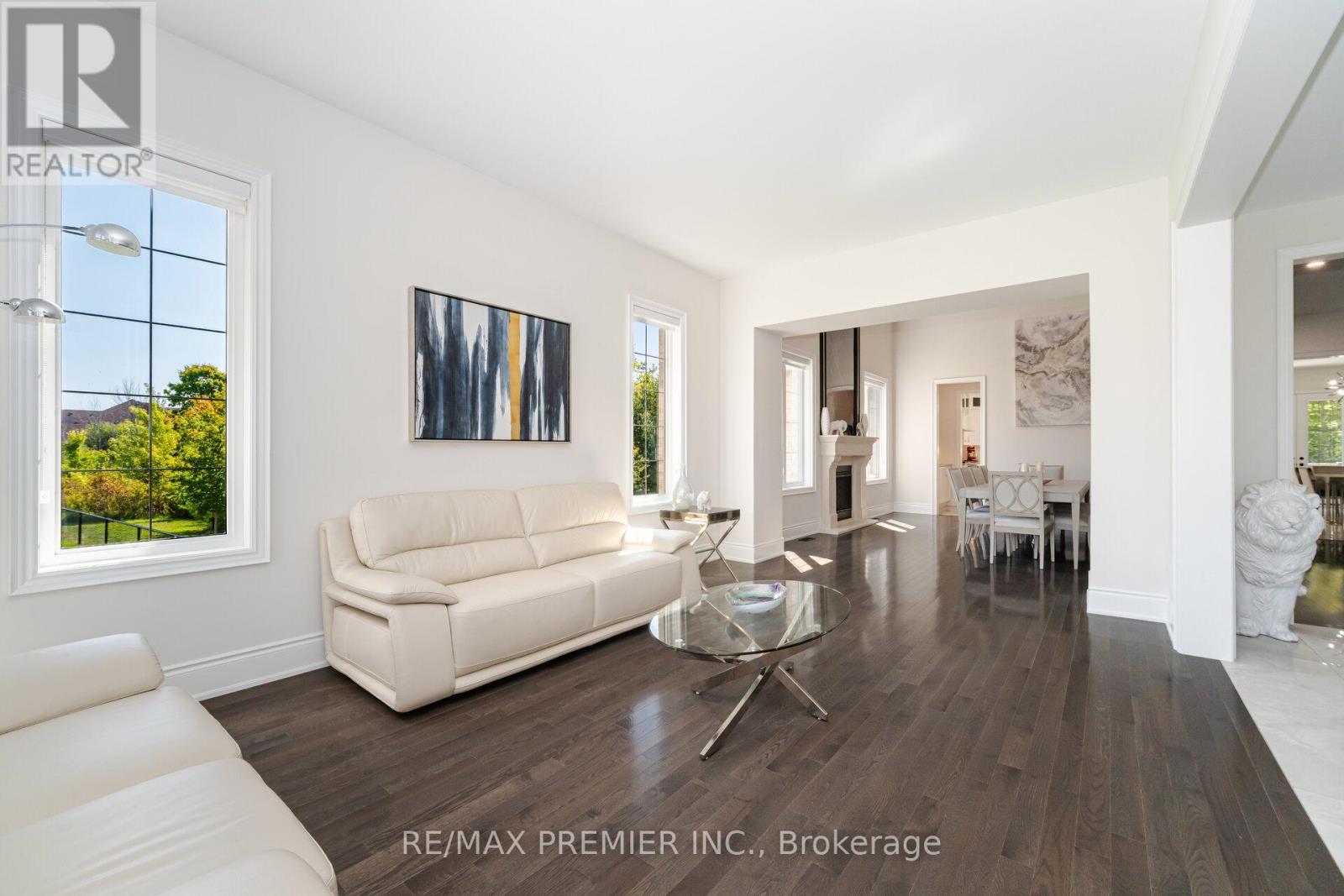18 Erintown Crescent, Brampton, ON - Indoor Photo Showing Living Room
