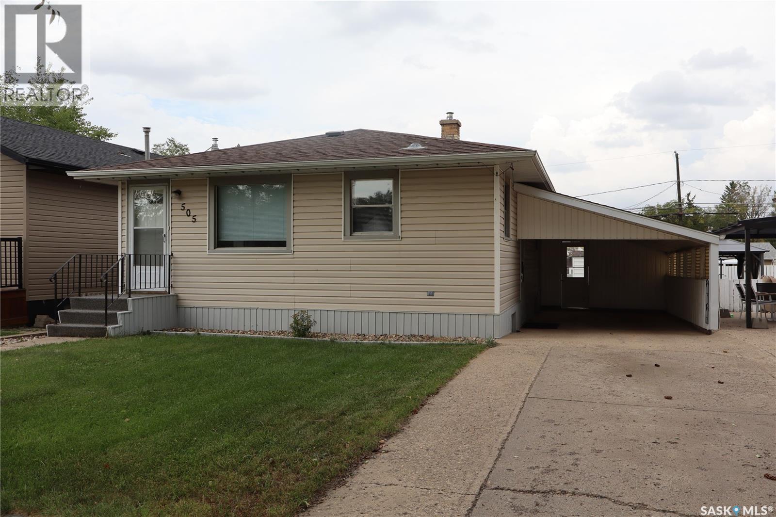 505 3Rd Avenue E, Assiniboia, SK - Outdoor