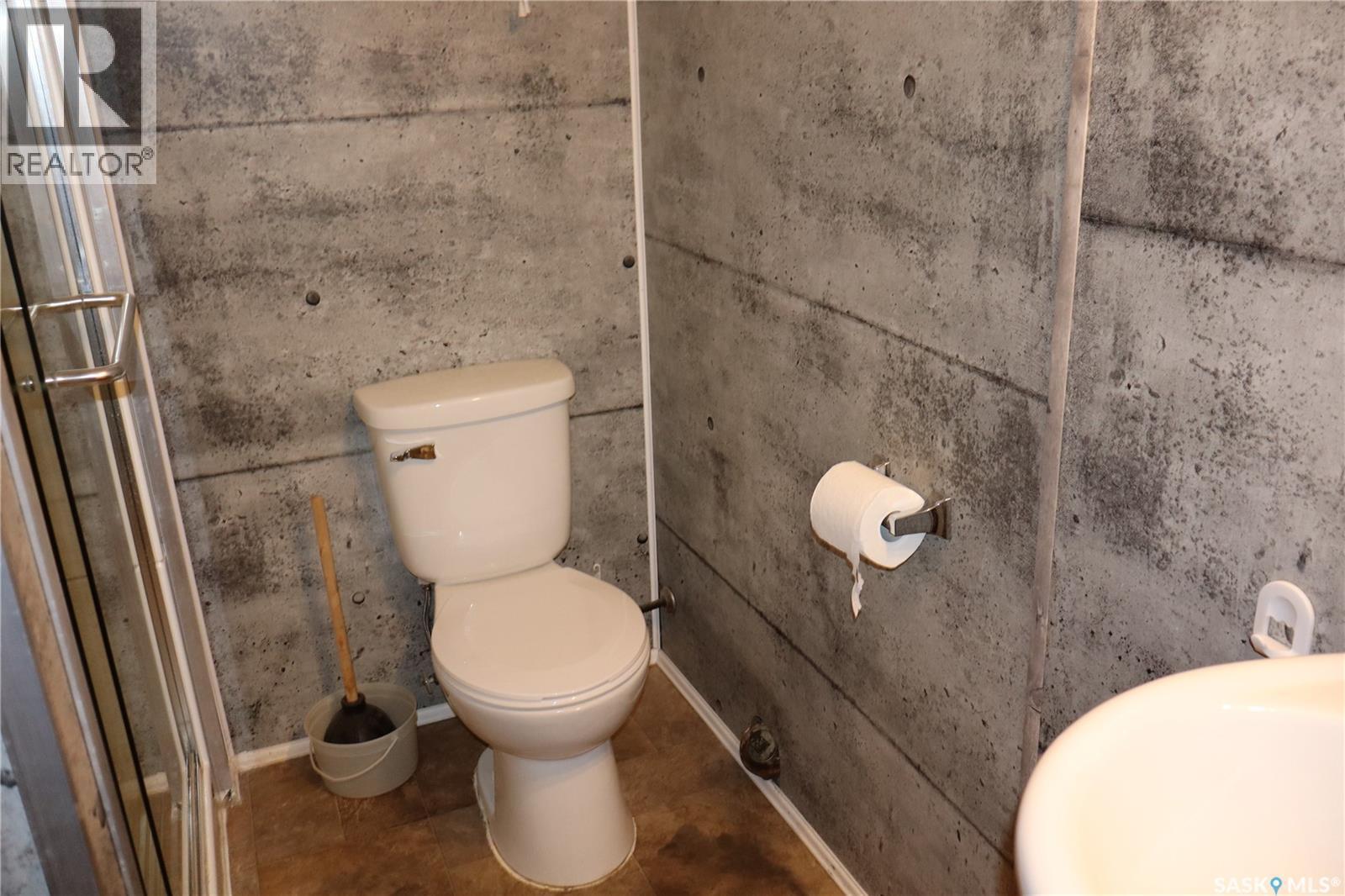 505 3Rd Avenue E, Assiniboia, SK - Indoor Photo Showing Bathroom