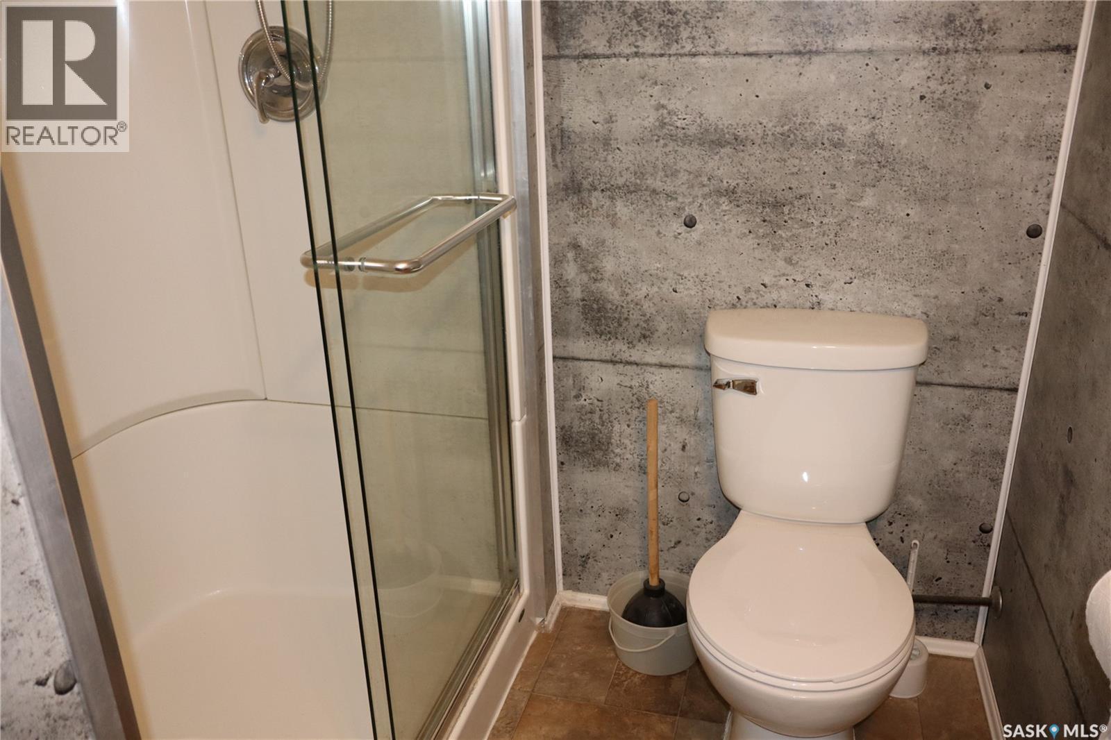 505 3Rd Avenue E, Assiniboia, SK - Indoor Photo Showing Bathroom