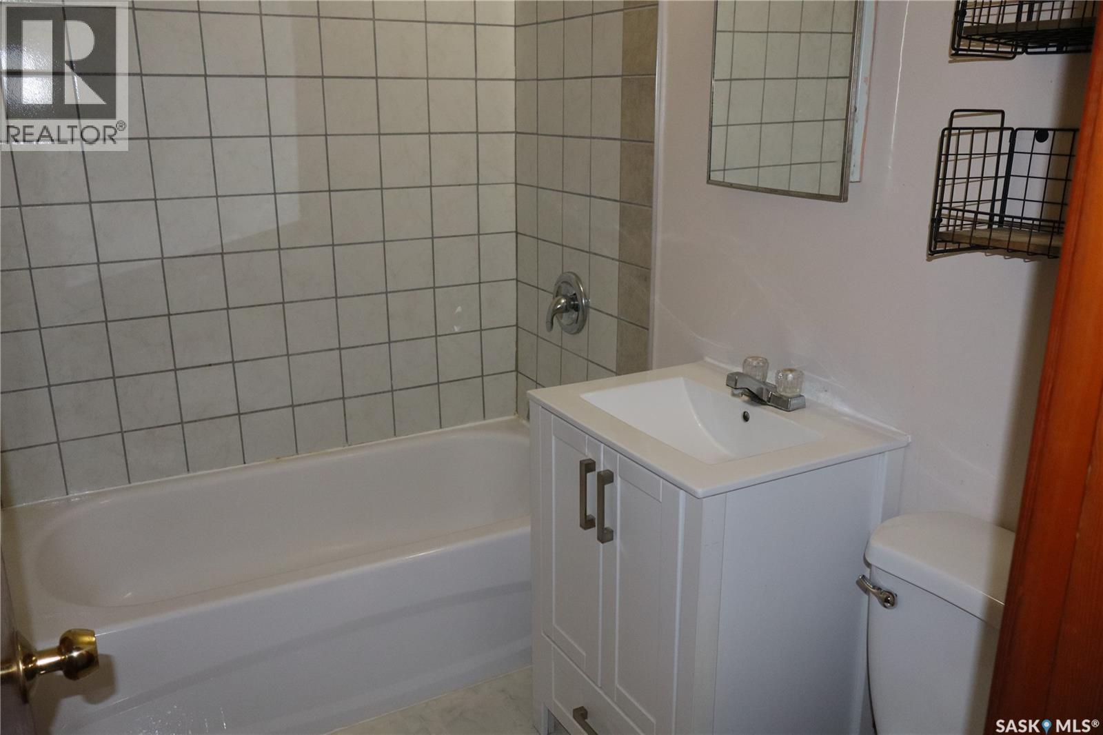505 3Rd Avenue E, Assiniboia, SK - Indoor Photo Showing Bathroom
