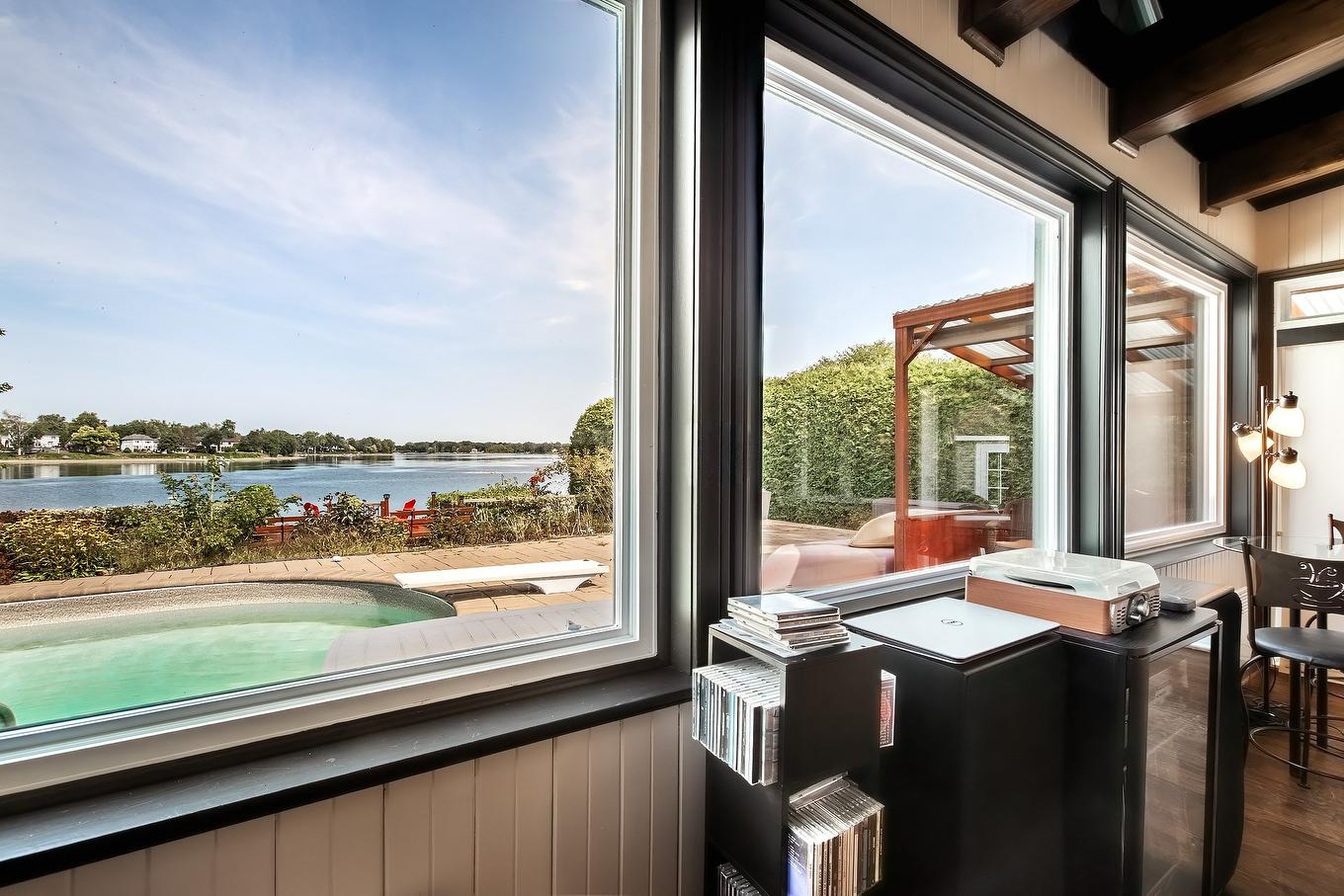 Solarium/Verrière - 15215 Place Bellerive, Montréal (L'Île-Bizard/Sainte-Geneviève), QC - With Exterior