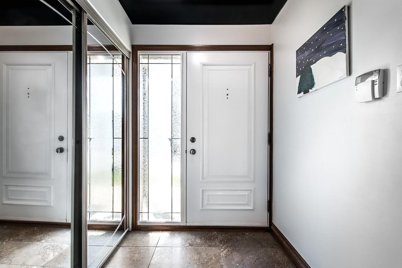 Hall d'entrée/Vestibule - 15215 Place Bellerive, Montréal (L'Île-Bizard/Sainte-Geneviève), QC - Indoor Photo Showing Other Room