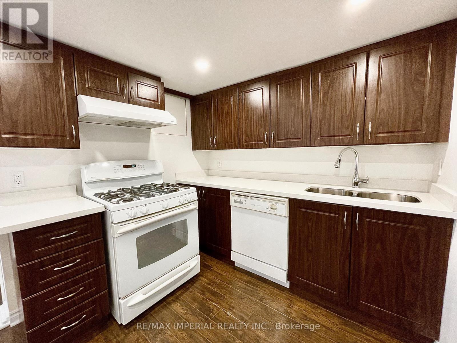 Bsmt - 254 Browndale Crescent, Richmond Hill, ON - Indoor Photo Showing Kitchen With Double Sink