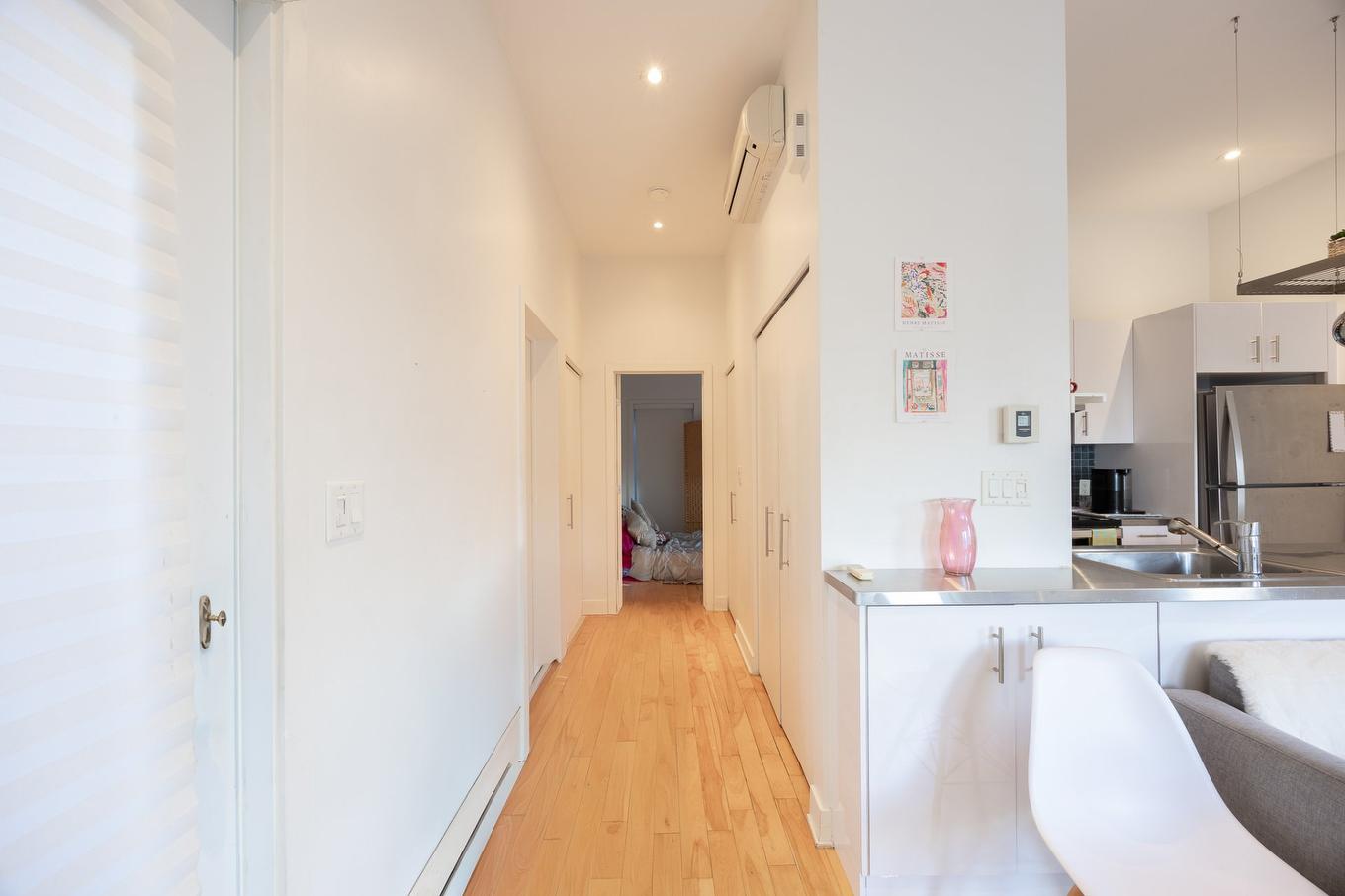 Corridor - 2165 Rue Sherbrooke E., Montréal (Le Plateau-Mont-Royal), QC - Indoor Photo Showing Kitchen