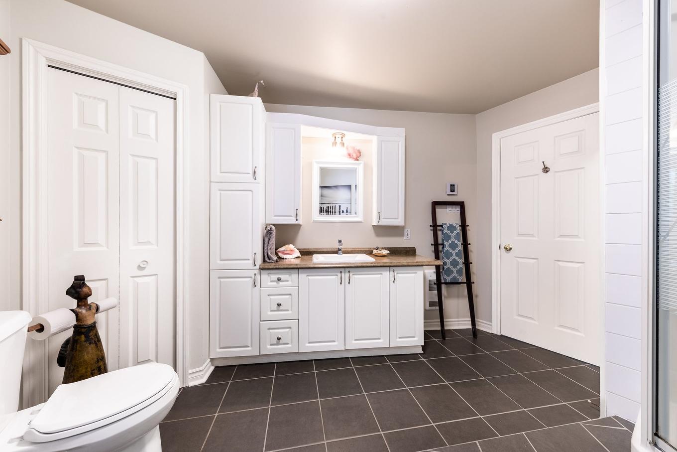 Salle de bains - 185 Rue Roger-Vanier, Venise-En-Québec, QC - Indoor Photo Showing Bathroom