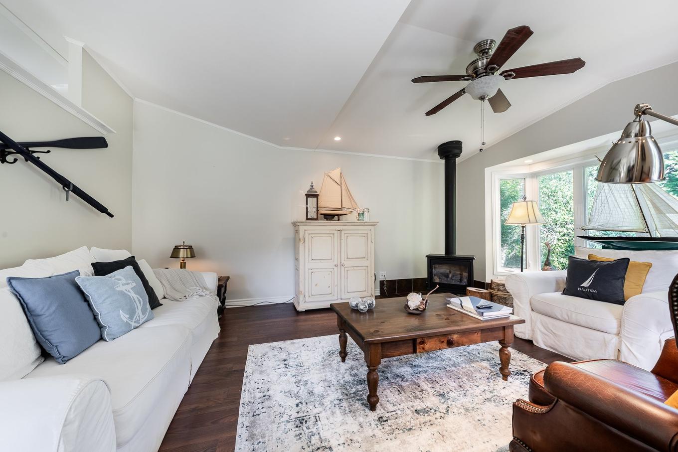 Salon - 185 Rue Roger-Vanier, Venise-En-Québec, QC - Indoor Photo Showing Living Room