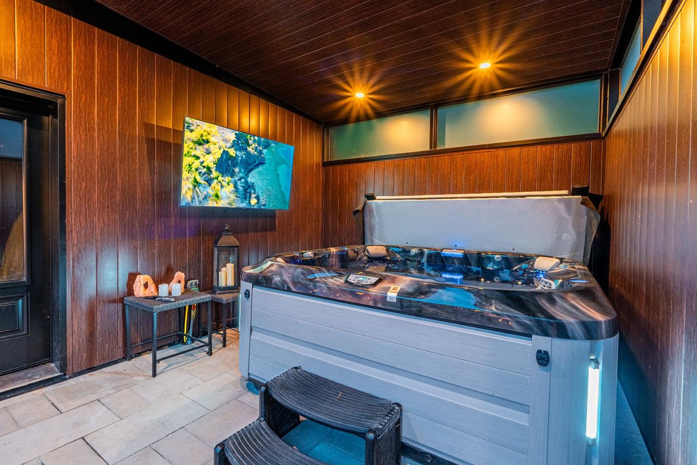 Hot tub - 480 Rue Montmagny, Sherbrooke (Les Nations), QC - Indoor Photo Showing Other Room